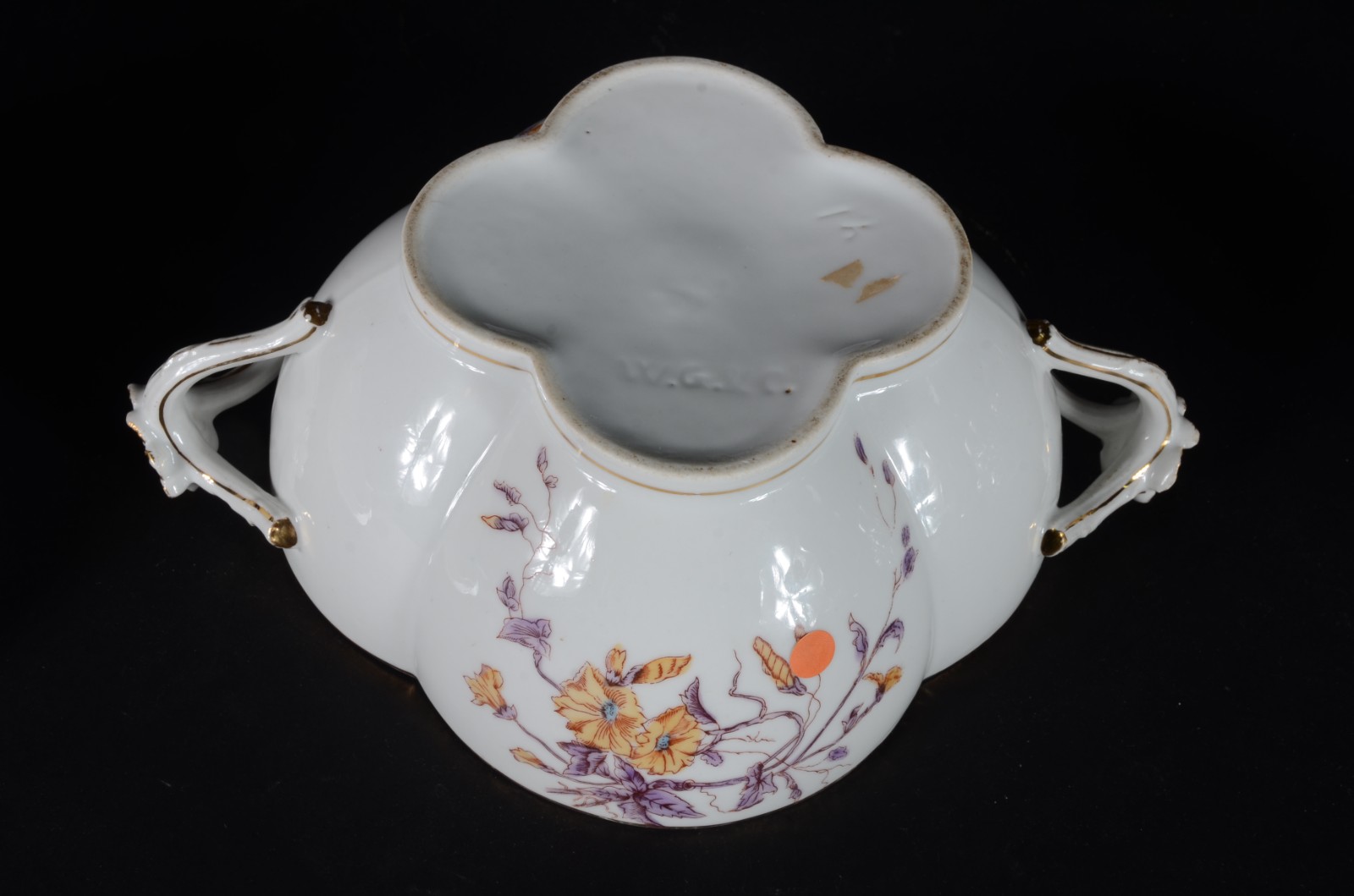 Sopeira de porcelana francesa com flores em policromia e realces... - foto 4 de 5