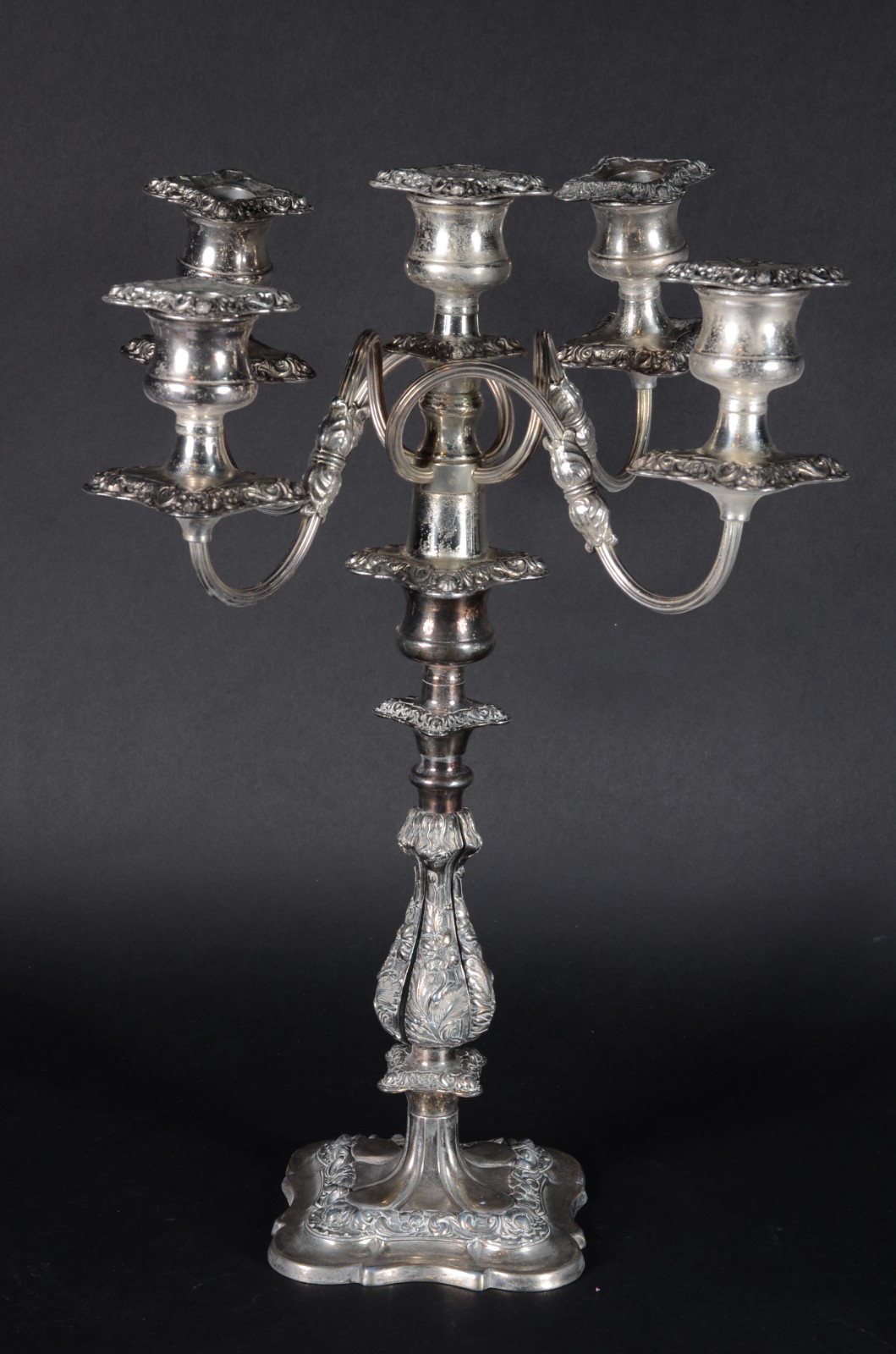 Grande candelabro de metal prateado para 5 velas, reversível para... - foto 1 de 5
