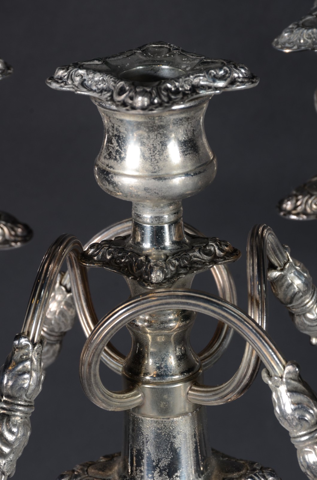 Grande candelabro de metal prateado para 5 velas, reversível para... - foto 2 de 5