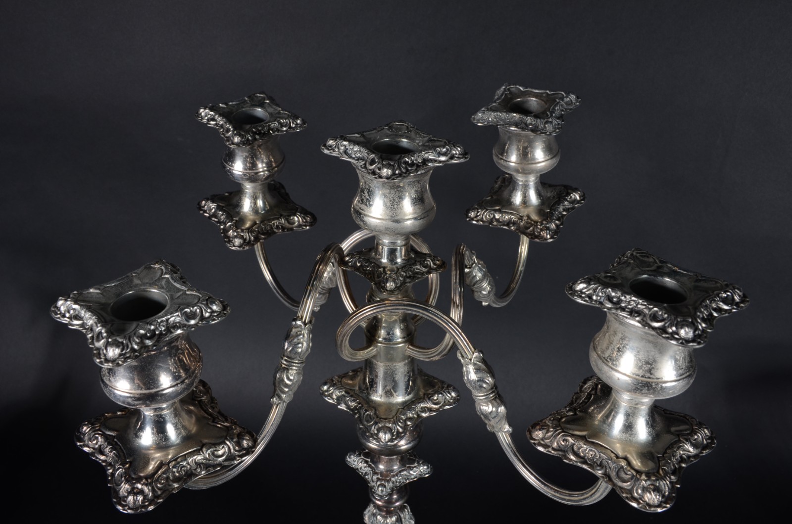 Grande candelabro de metal prateado para 5 velas, reversível para... - foto 3 de 5