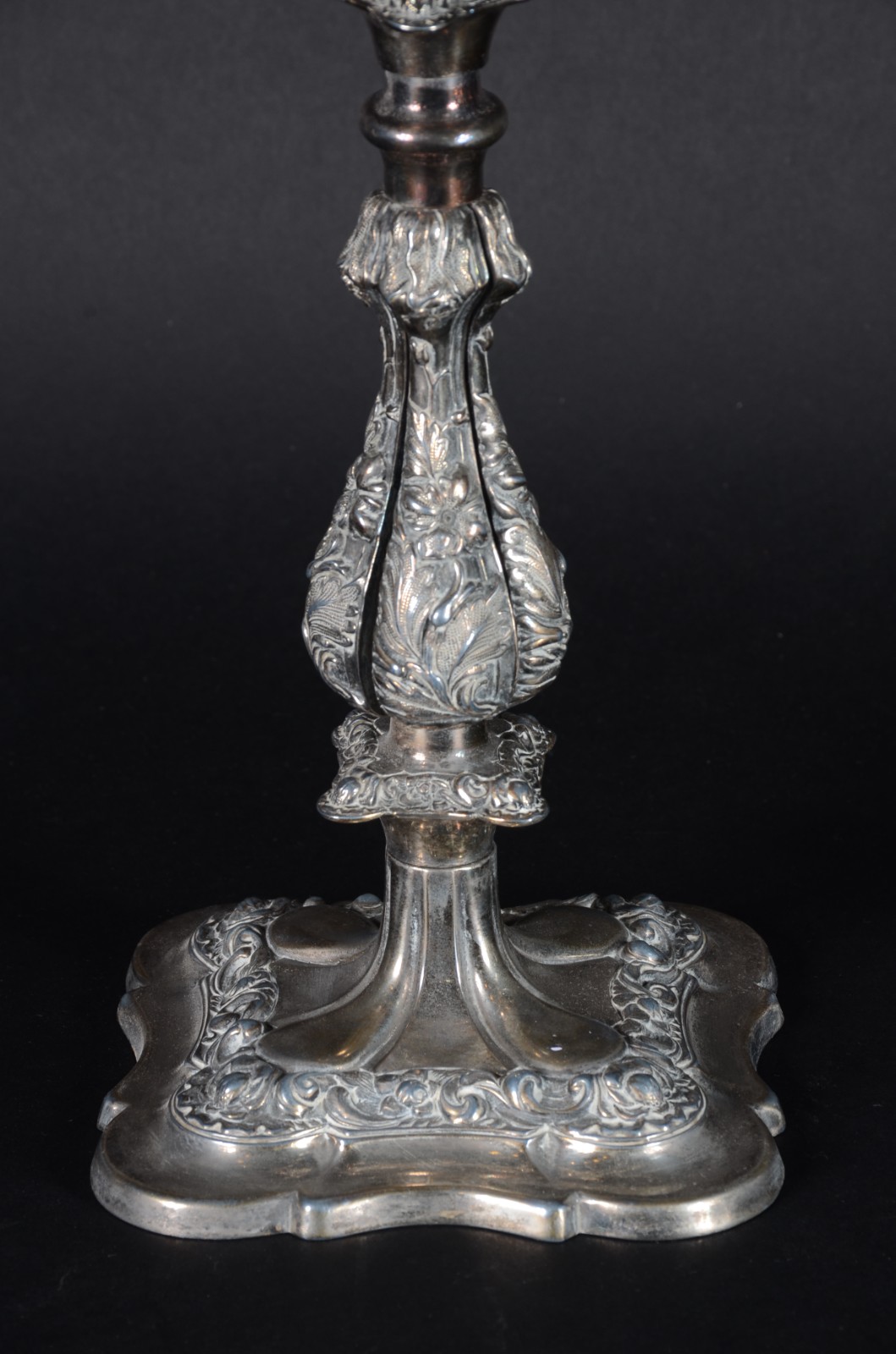 Grande candelabro de metal prateado para 5 velas, reversível para... - foto 4 de 5