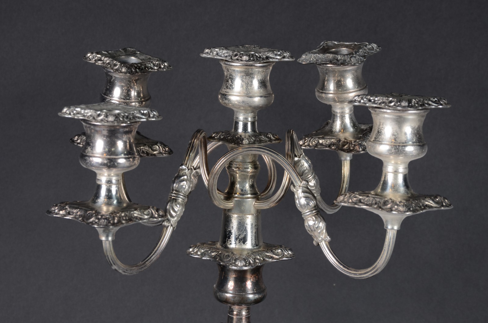 Grande candelabro de metal prateado para 5 velas, reversível para... - foto 5 de 5