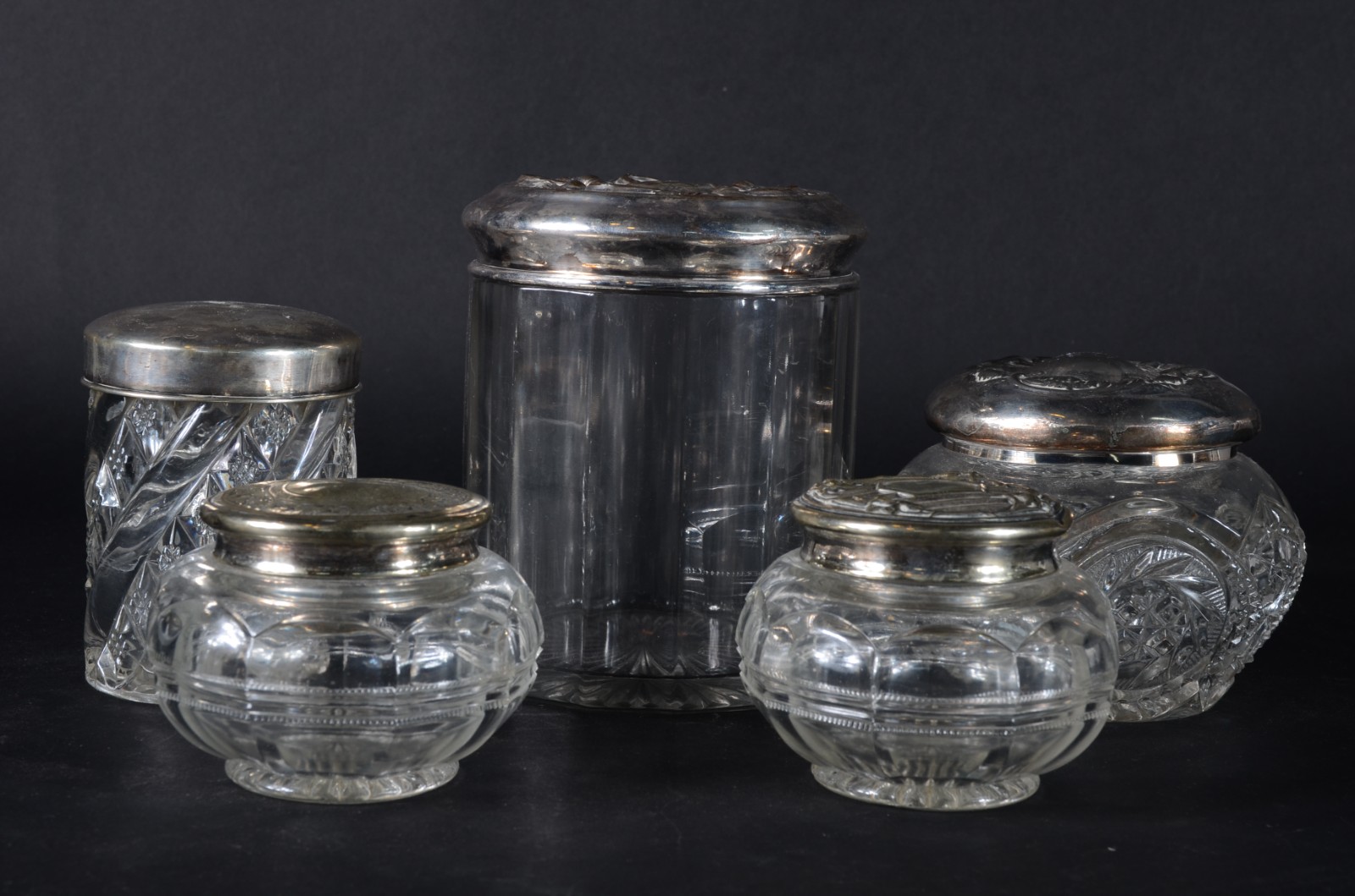 Cinco caixas de vidro/cristal com tampas de prata e metal. Apenas uma... - foto 1 de 5