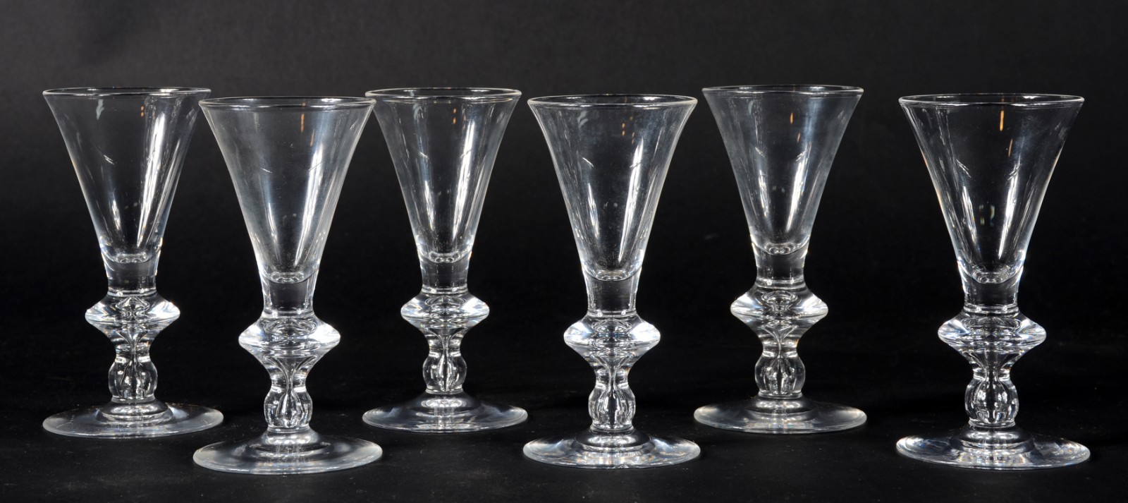 Conjunto com 6 taças para licor de vidro " Steubén Glass". Um deles... - foto 1 de 4