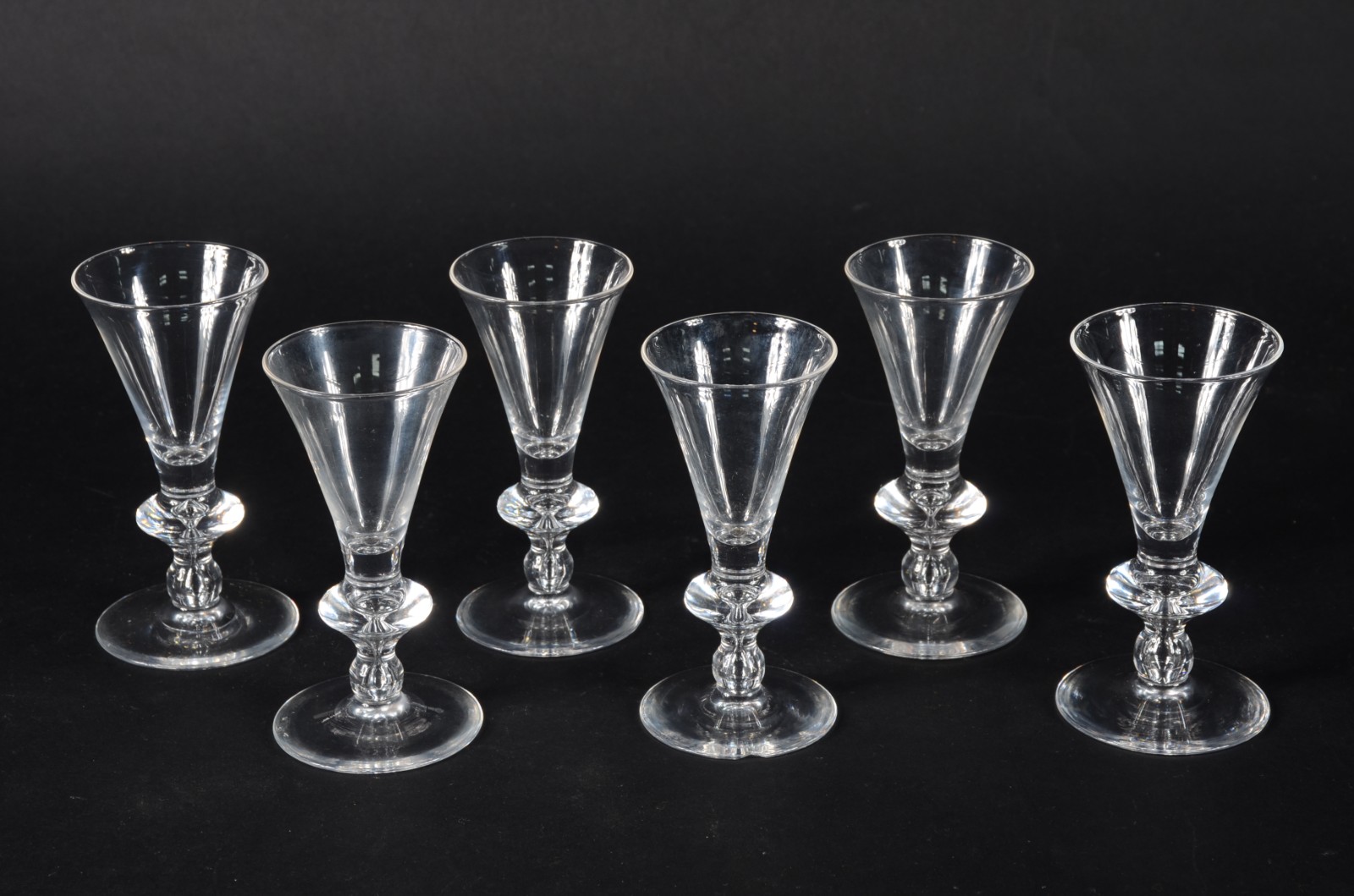 Conjunto com 6 taças para licor de vidro " Steubén Glass". Um deles... - foto 2 de 4