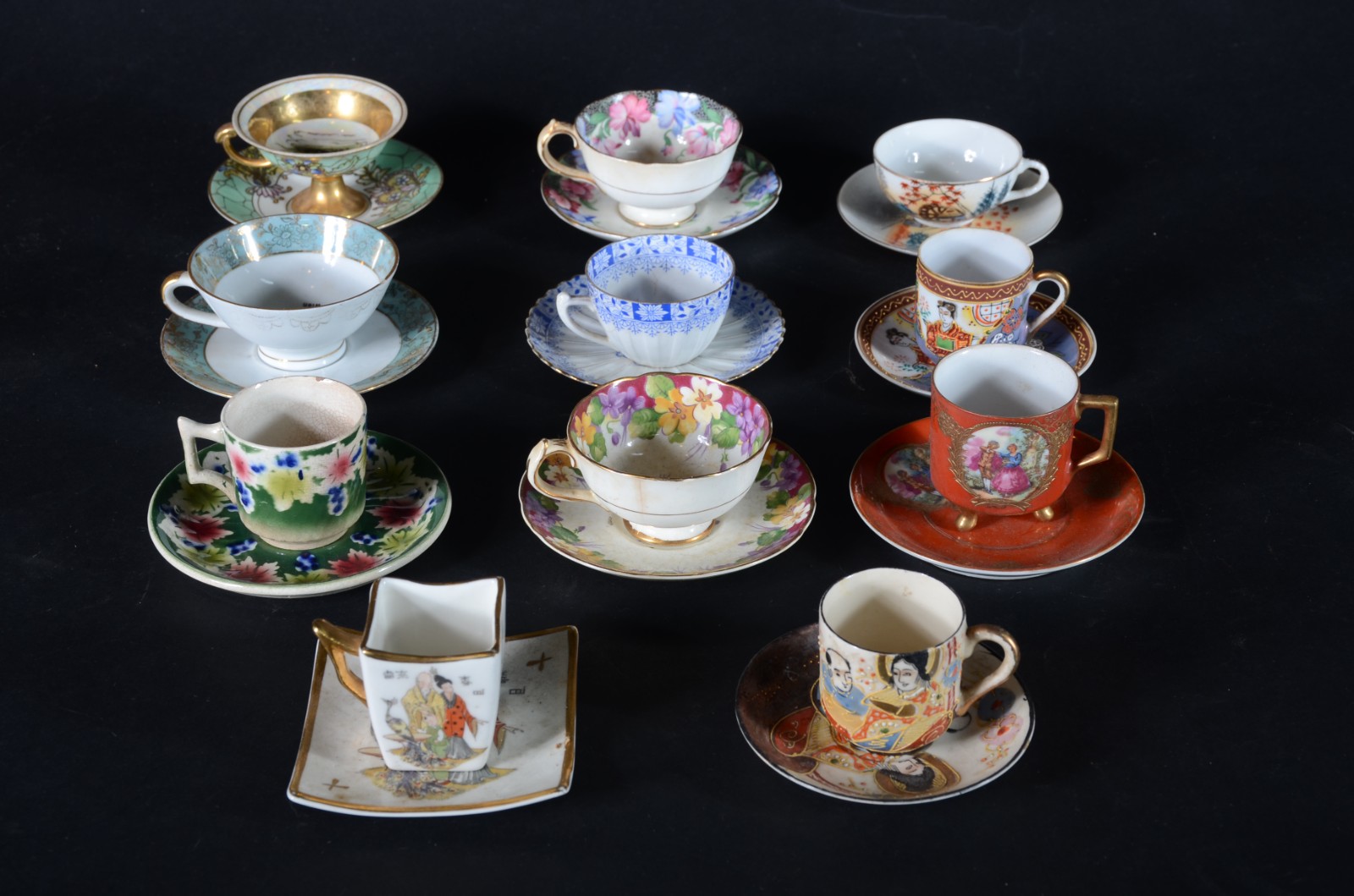 Coleção com 11 xícaras com pires de porcelana de diversas... - foto 1 de 10