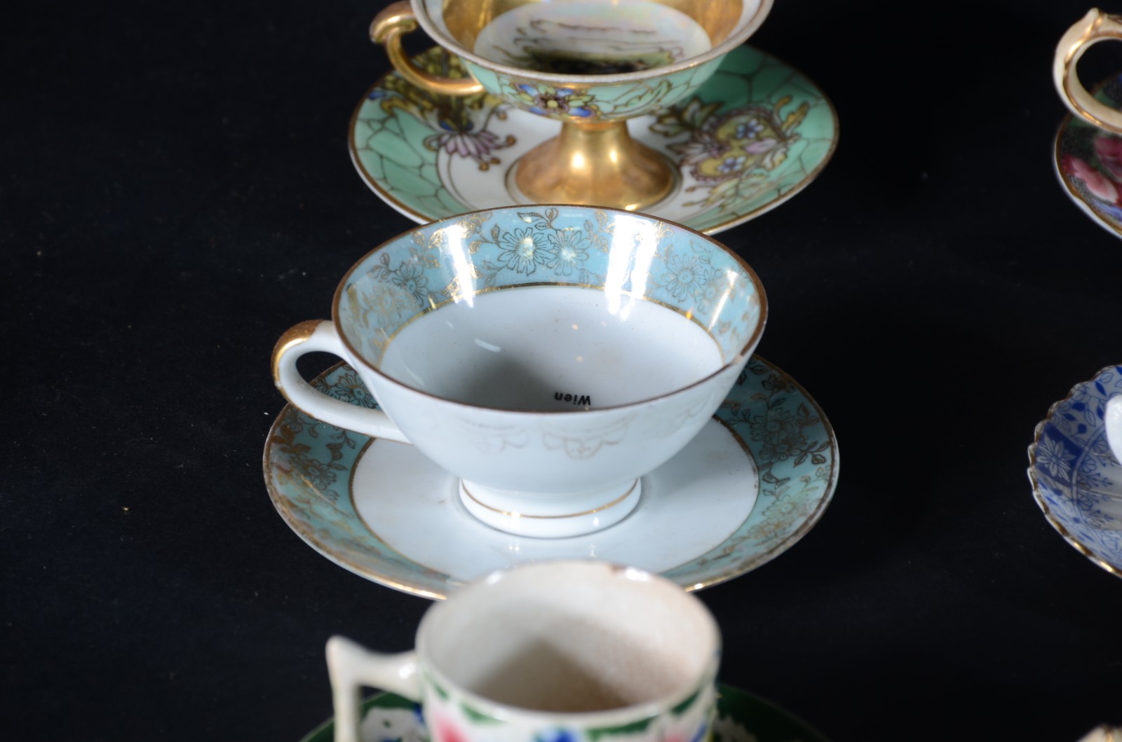 Coleção com 11 xícaras com pires de porcelana de diversas... - foto 3 de 10
