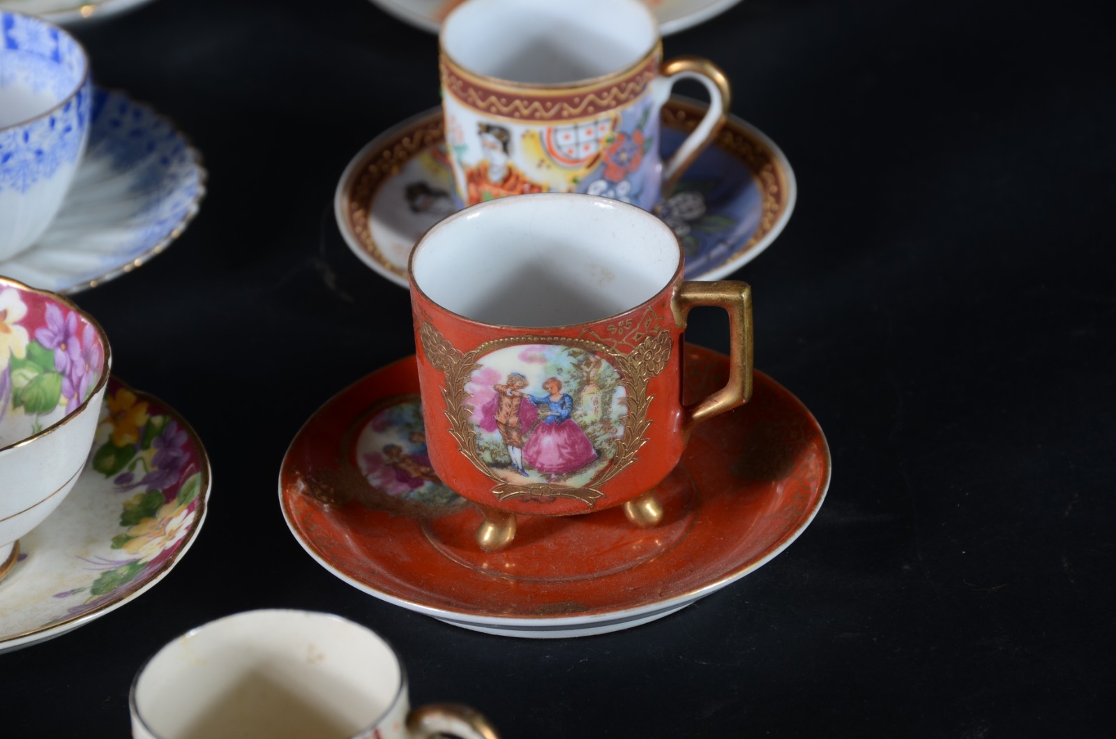Coleção com 11 xícaras com pires de porcelana de diversas... - foto 4 de 10