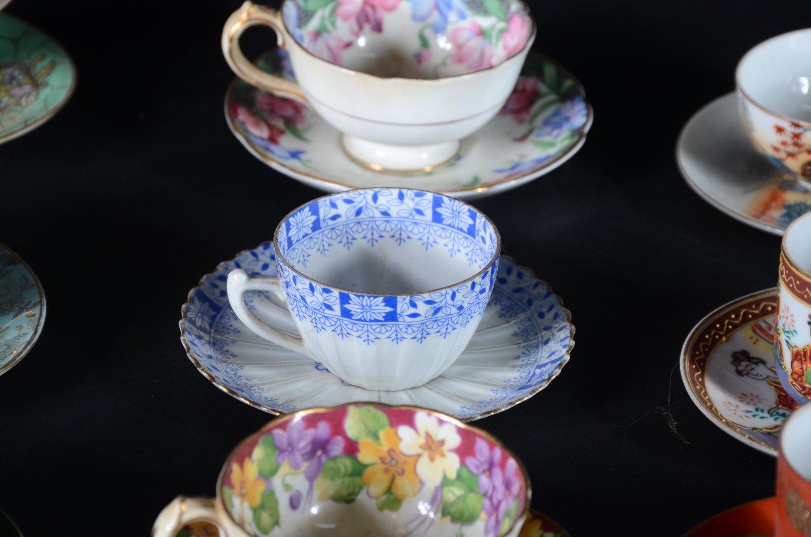 Coleção com 11 xícaras com pires de porcelana de diversas... - foto 5 de 10