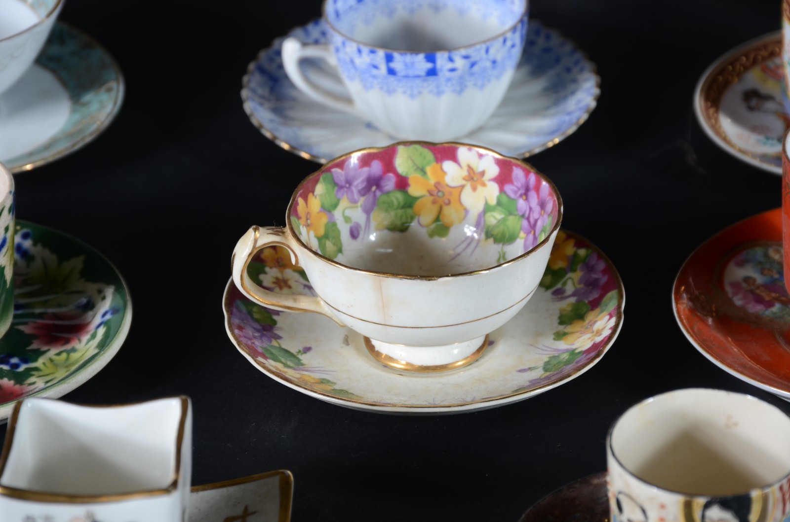 Coleção com 11 xícaras com pires de porcelana de diversas... - foto 7 de 10