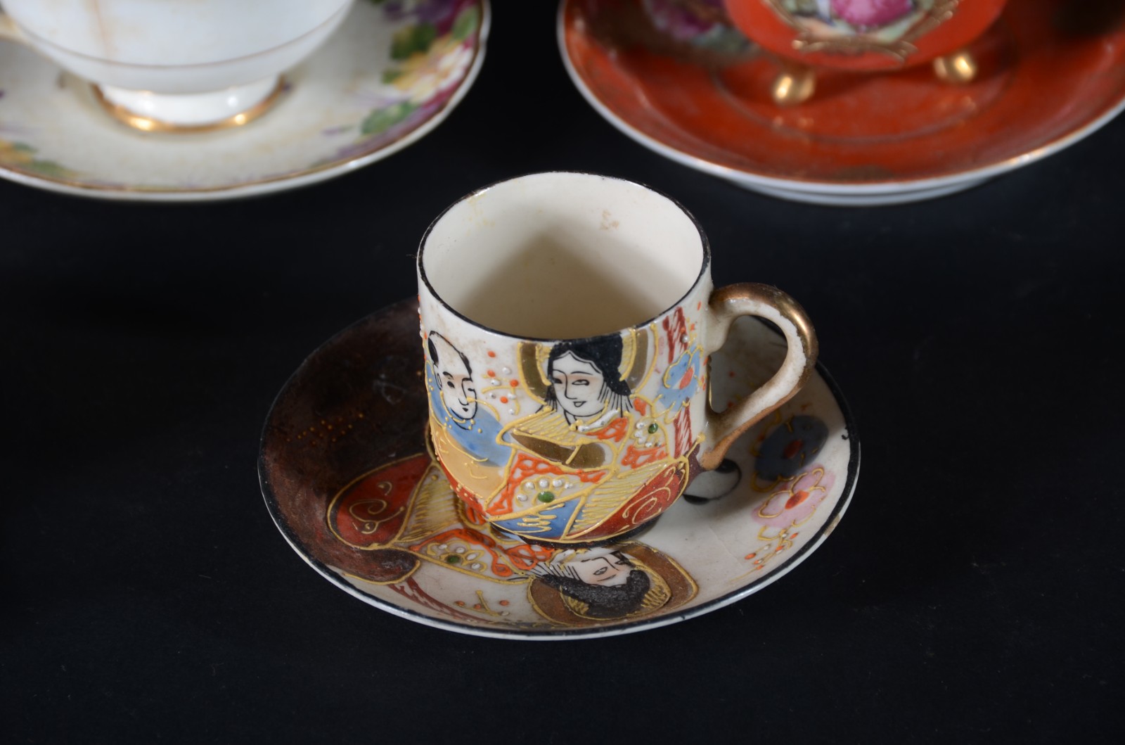 Coleção com 11 xícaras com pires de porcelana de diversas... - foto 8 de 10