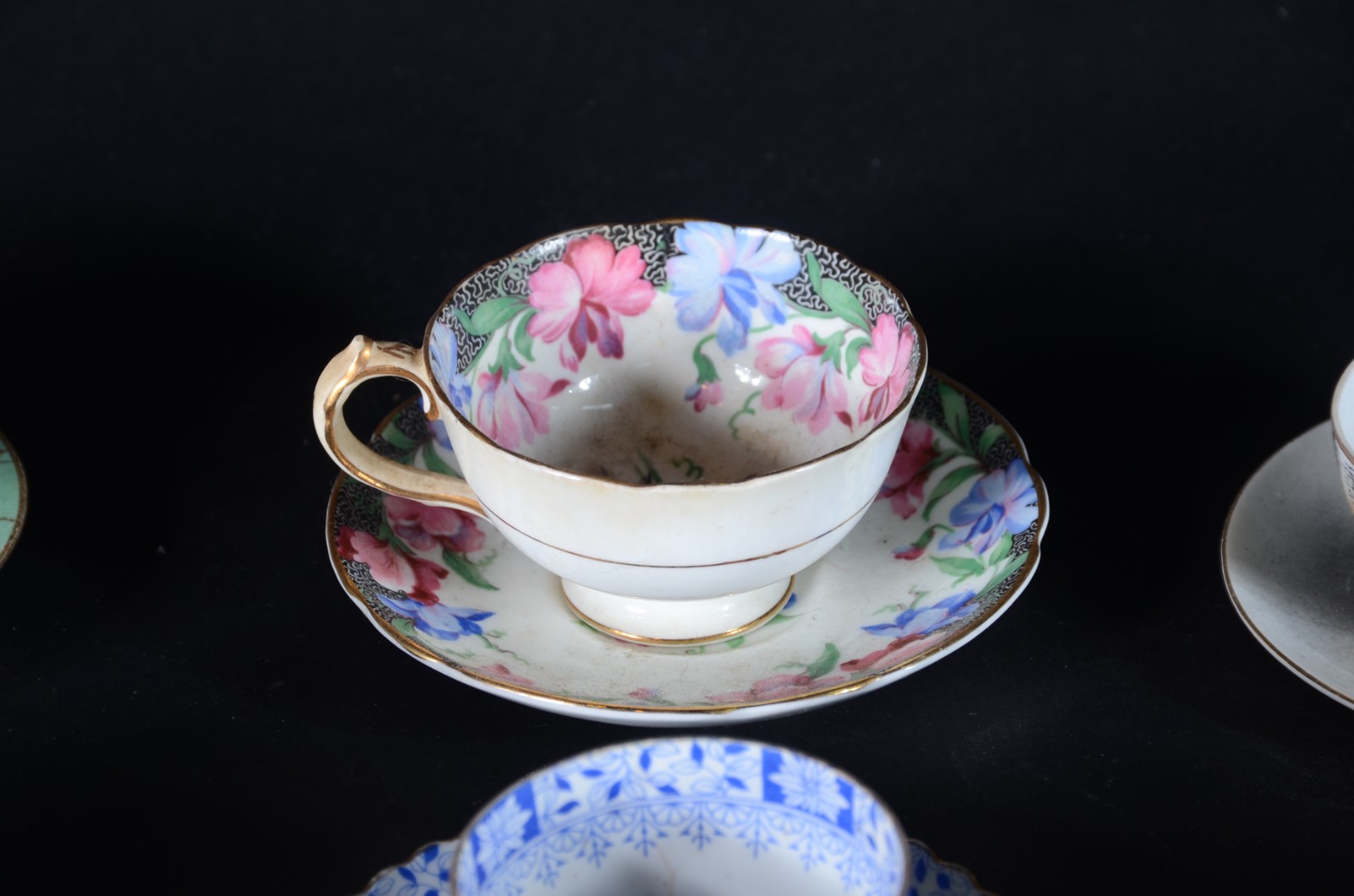 Coleção com 11 xícaras com pires de porcelana de diversas... - foto 9 de 10