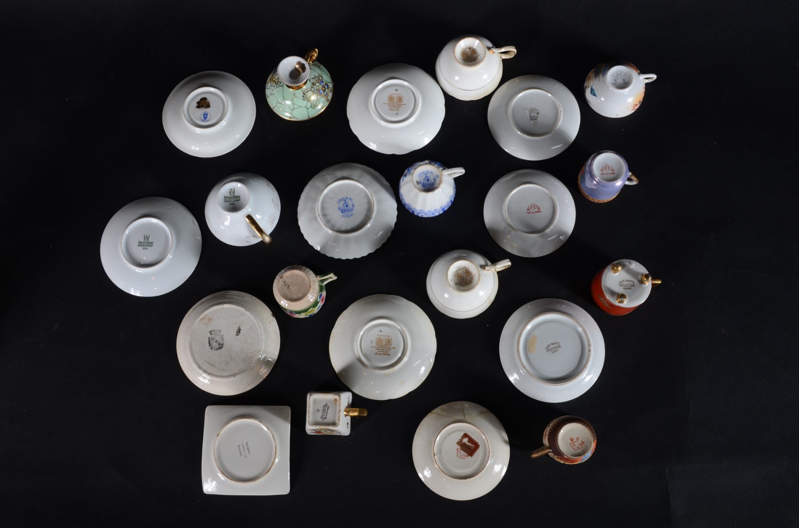 Coleção com 11 xícaras com pires de porcelana de diversas... - foto 10 de 10