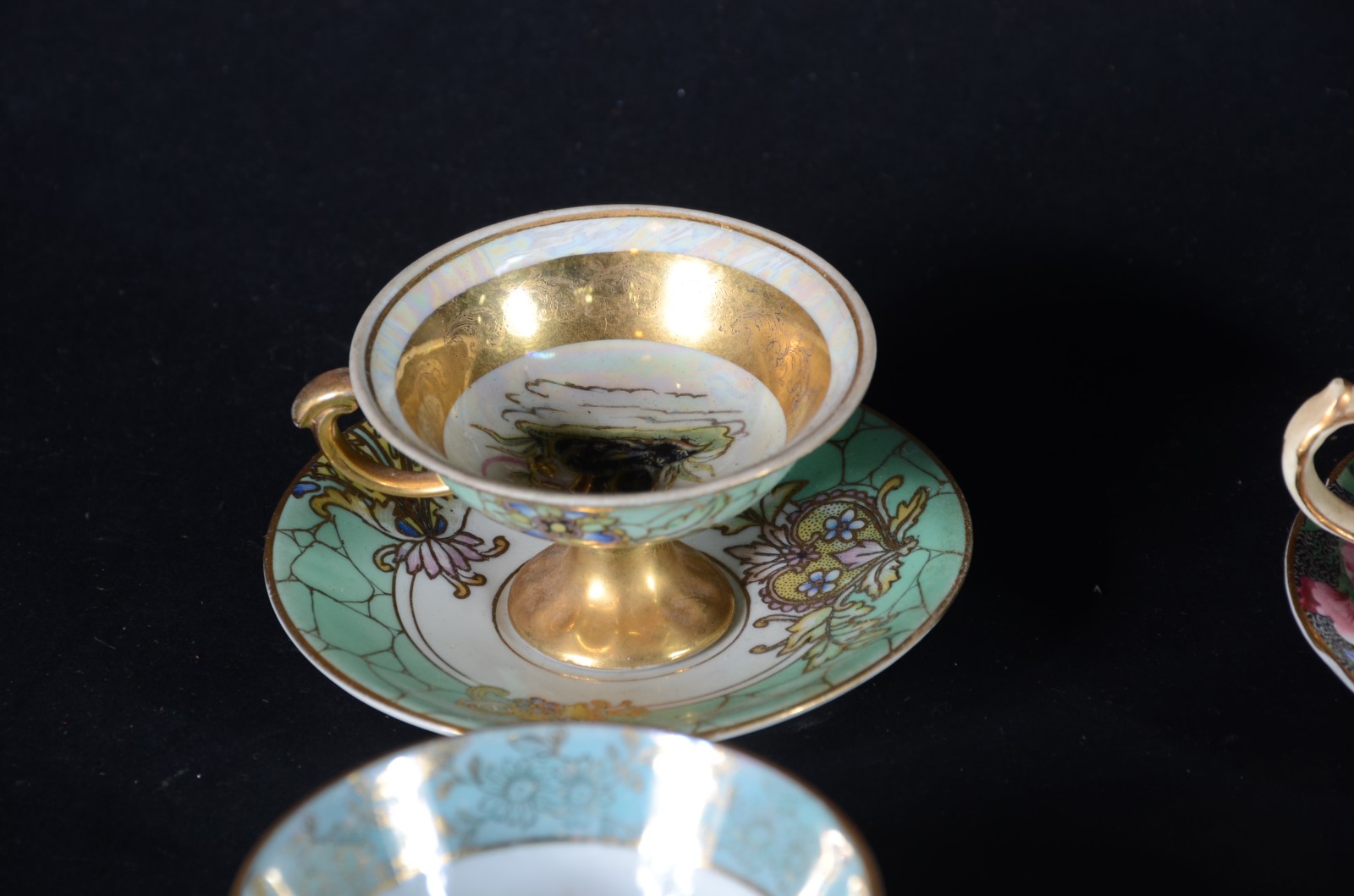 Coleção com 11 xícaras com pires de porcelana de diversas... - foto 2 de 10