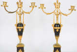 Par de candelabros neoclássicos  para  3 velas ... - Par de candelabros neoclássicos  para  3 velas  cada  de metal oxidado e dourado a ouro,  Século XIX.