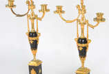 Par de candelabros neoclássicos  para  3 velas ... - Par de candelabros neoclássicos  para  3 velas  cada  de metal oxidado e dourado a ouro,  Século XIX.