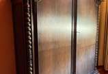 Grande armário de jacarandá com duas portas, ar... - Grande armário de jacarandá com duas portas, arremates com colunas torneadas. Obs. Retirada em apartamento na Av. Vieira Souto, Ipanema, RJ.