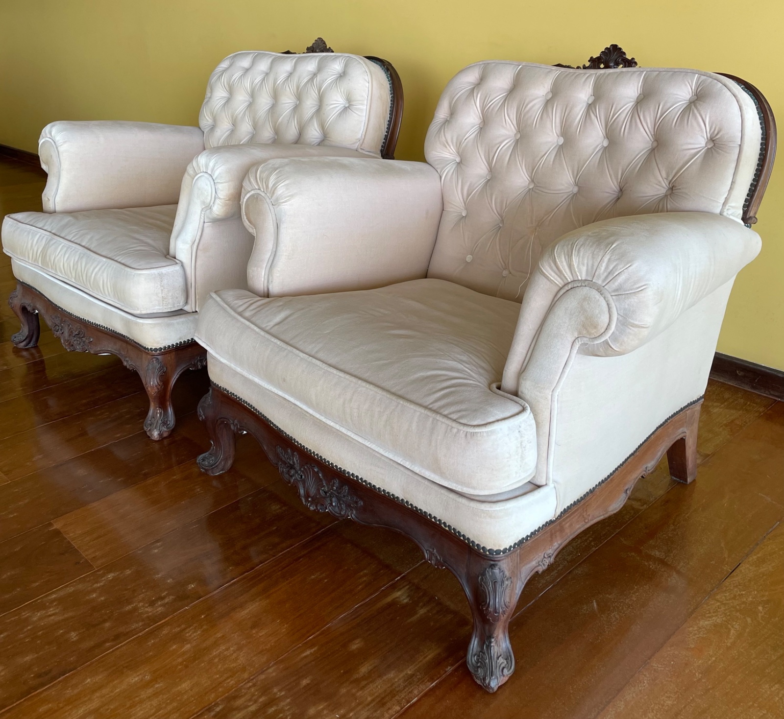 Elegante conjunto de sofá para 3 lugares e par de poltronas estofadas... - foto 2 de 10