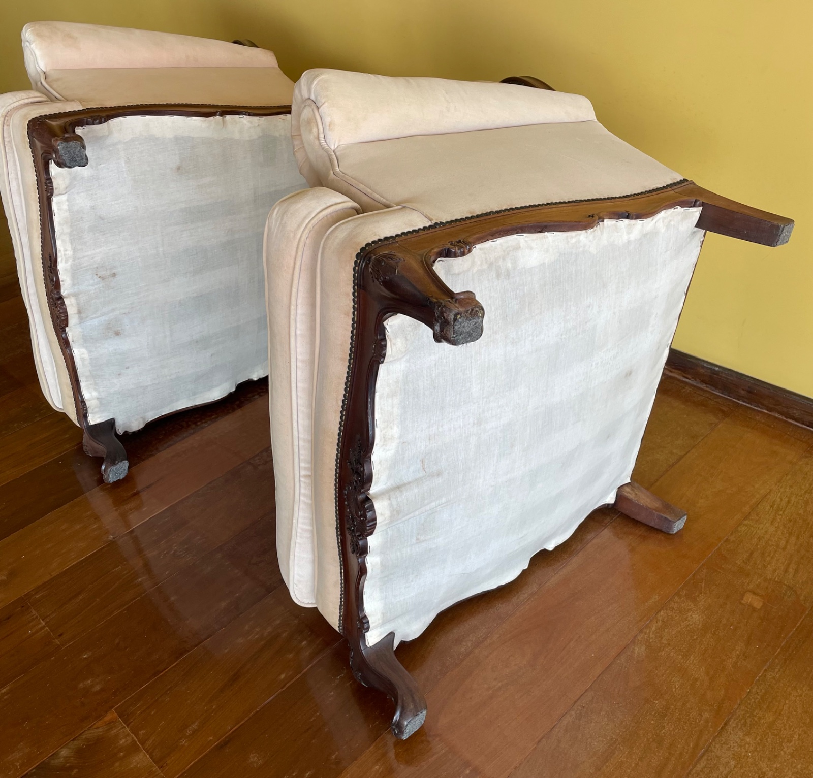 Elegante conjunto de sofá para 3 lugares e par de poltronas estofadas... - foto 6 de 10