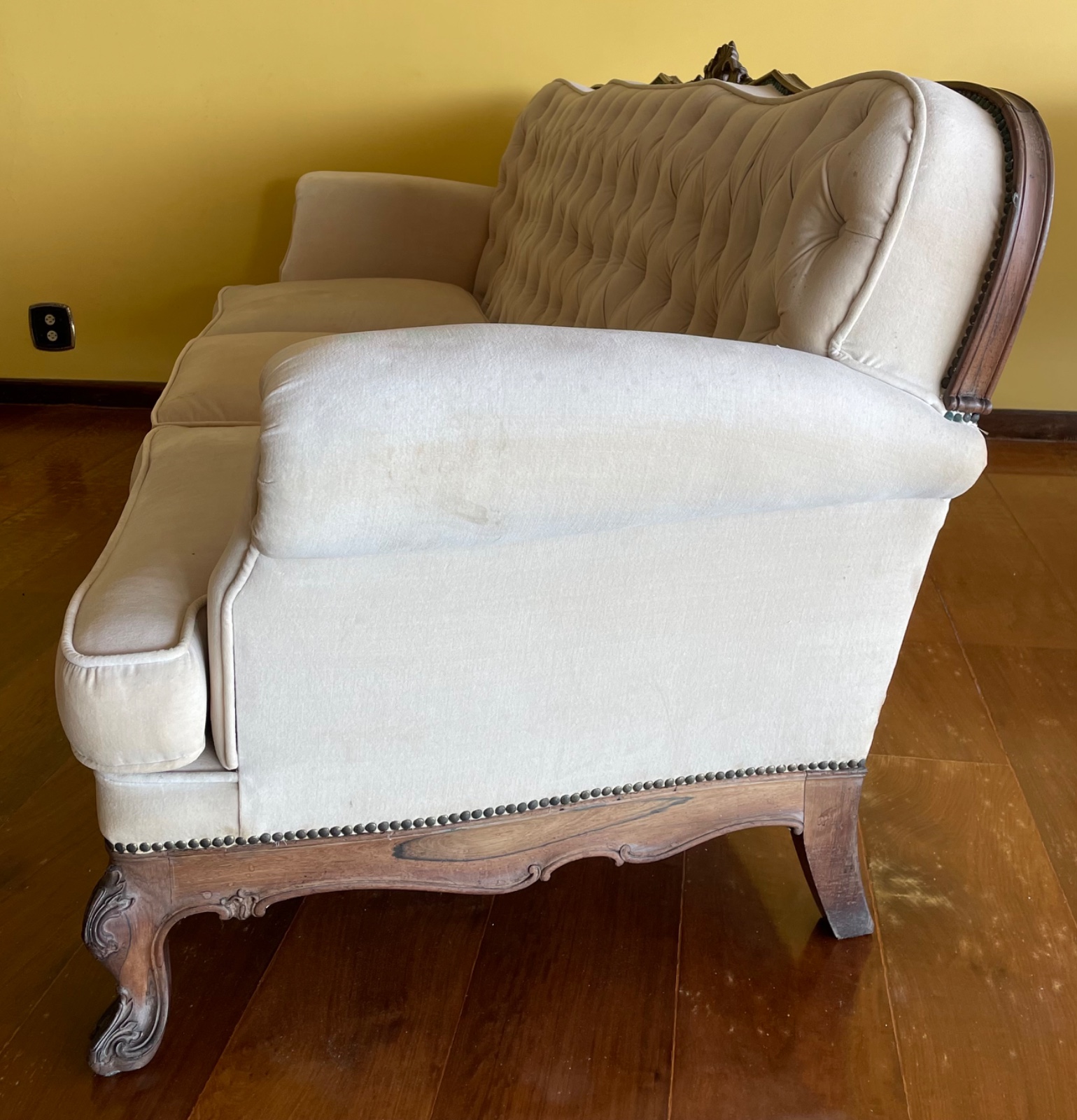 Elegante conjunto de sofá para 3 lugares e par de poltronas estofadas... - foto 7 de 10