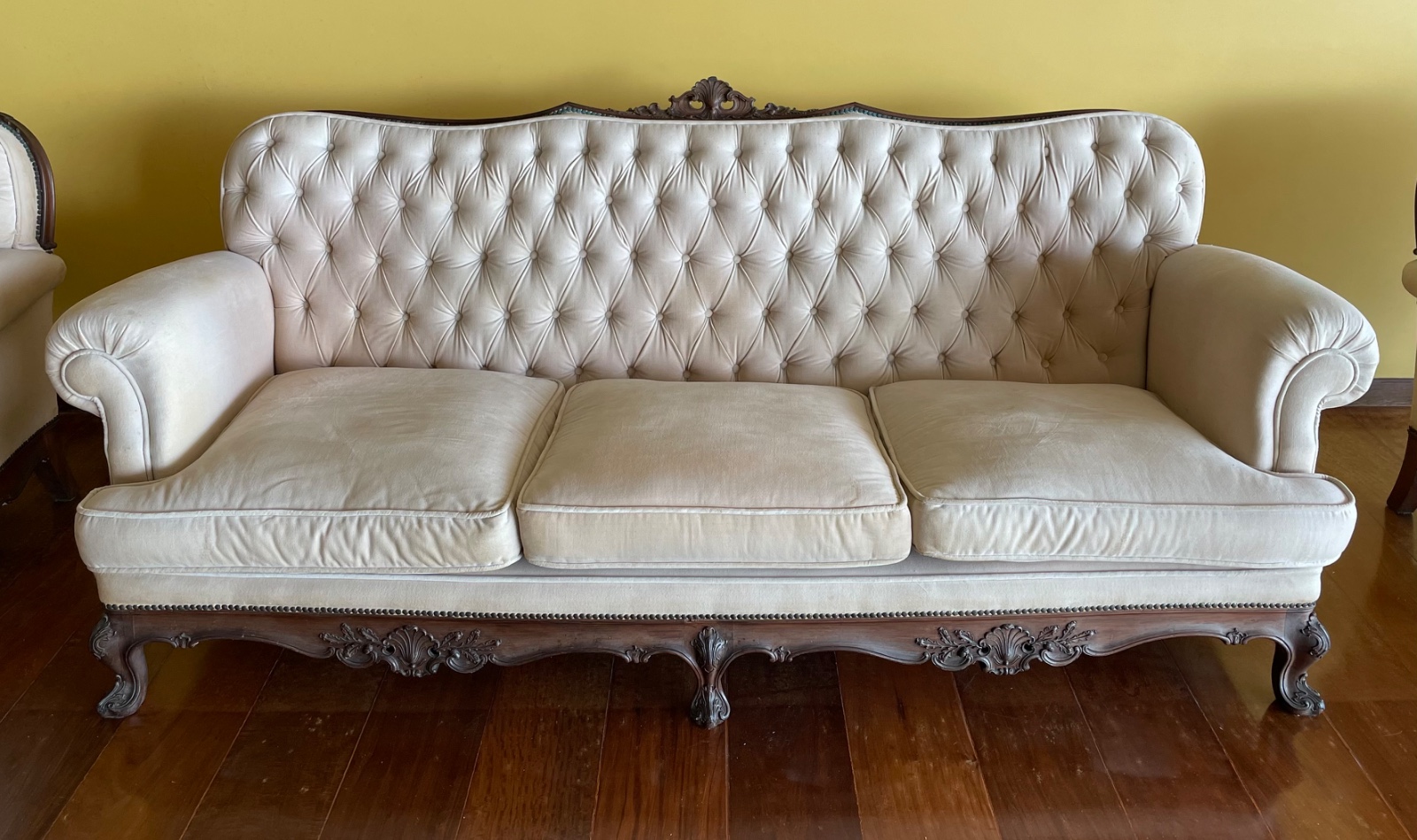 Elegante conjunto de sofá para 3 lugares e par de poltronas estofadas... - foto 9 de 10