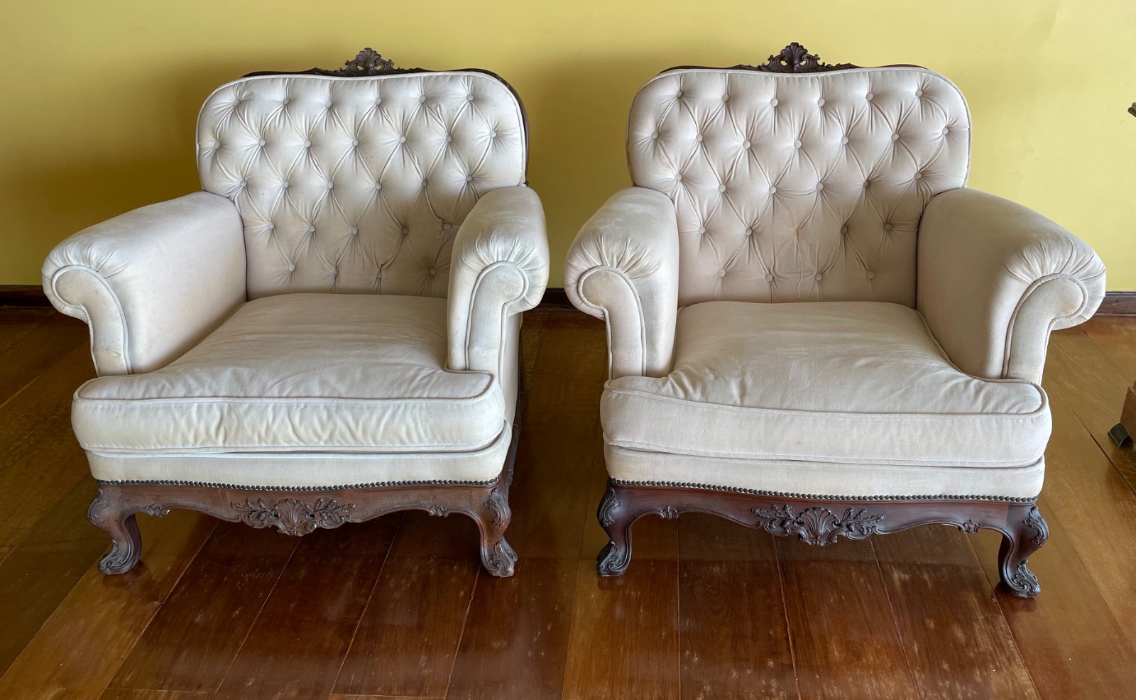 Elegante conjunto de sofá para 3 lugares e par de poltronas estofadas... - foto 10 de 10