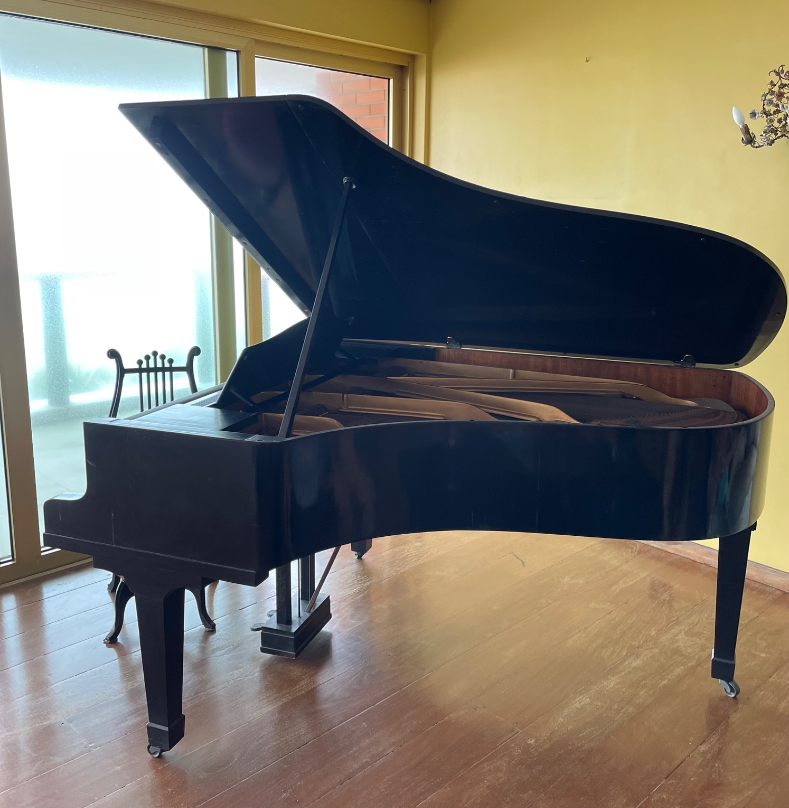 Piano alemão de 1/4 de cauda, caixa em lacca negra, sobre rodízios... - foto 1 de 9