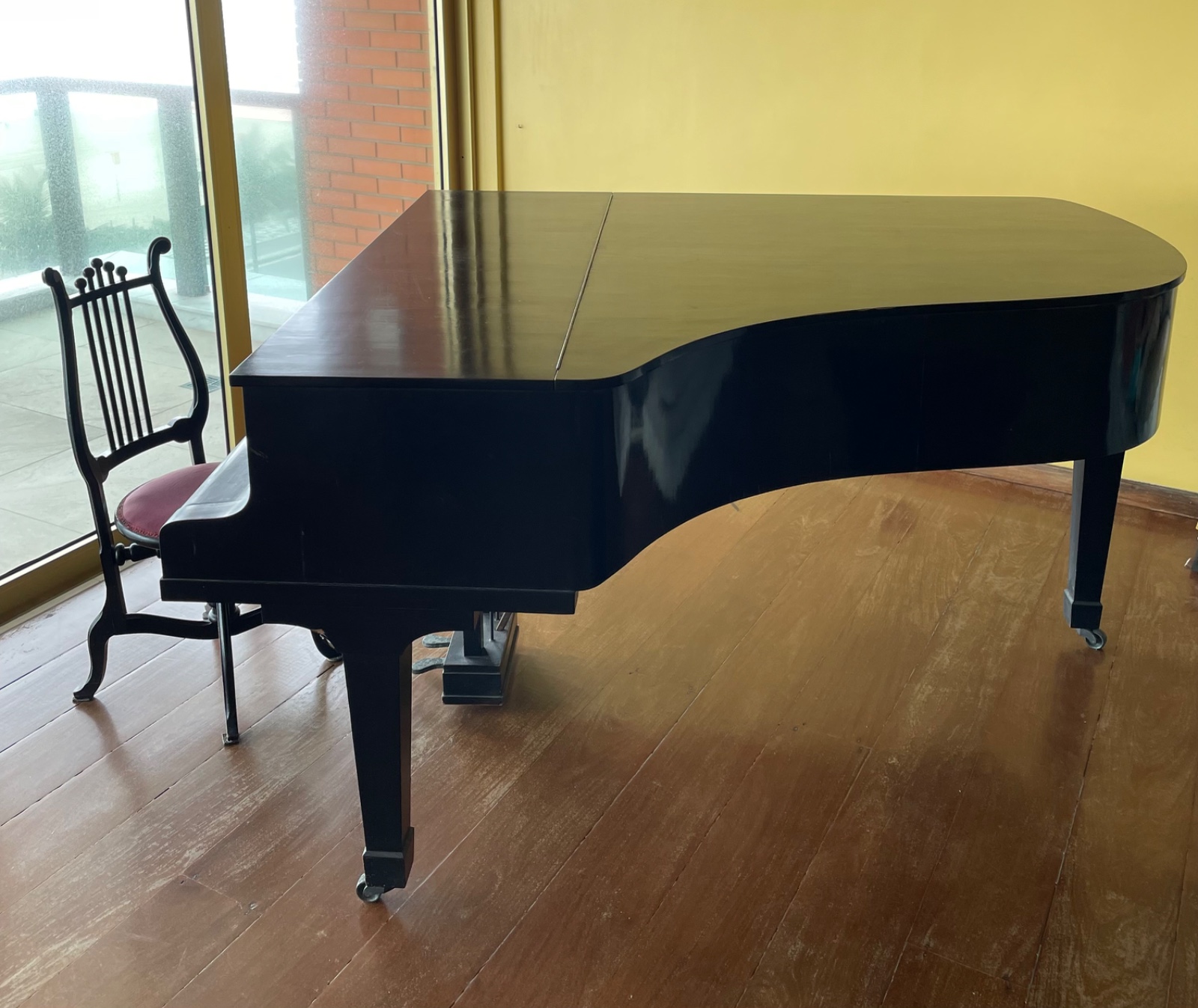 Piano alemão de 1/4 de cauda, caixa em lacca negra, sobre rodízios... - foto 2 de 9
