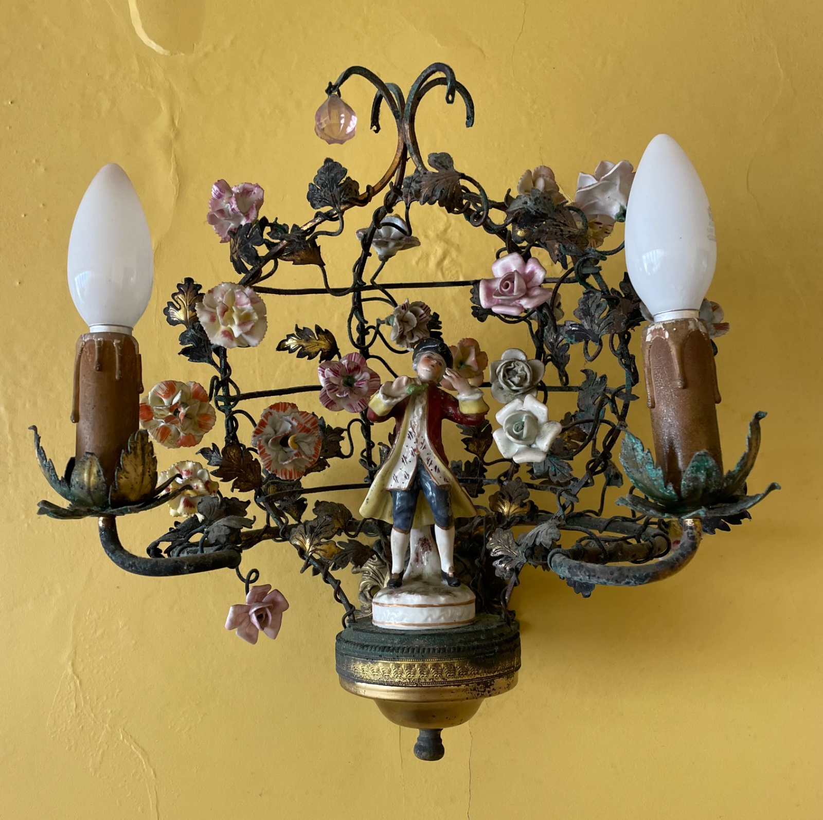 Par de apliques de metal para 2 luzes cada decorados com figuras de... - foto 3 de 5