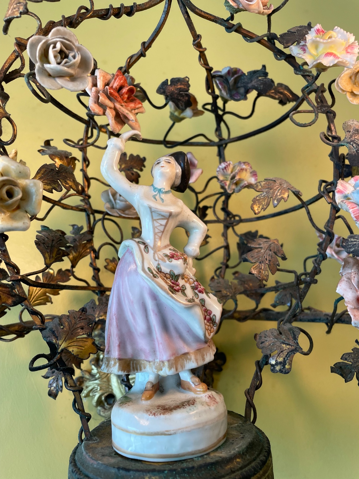 Par de apliques de metal para 2 luzes cada decorados com figuras de... - foto 4 de 5