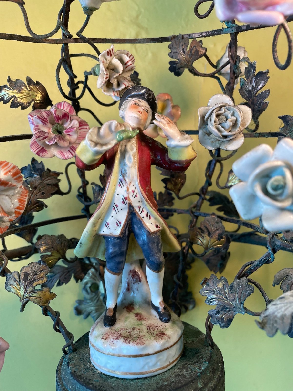 Par de apliques de metal para 2 luzes cada decorados com figuras de... - foto 5 de 5