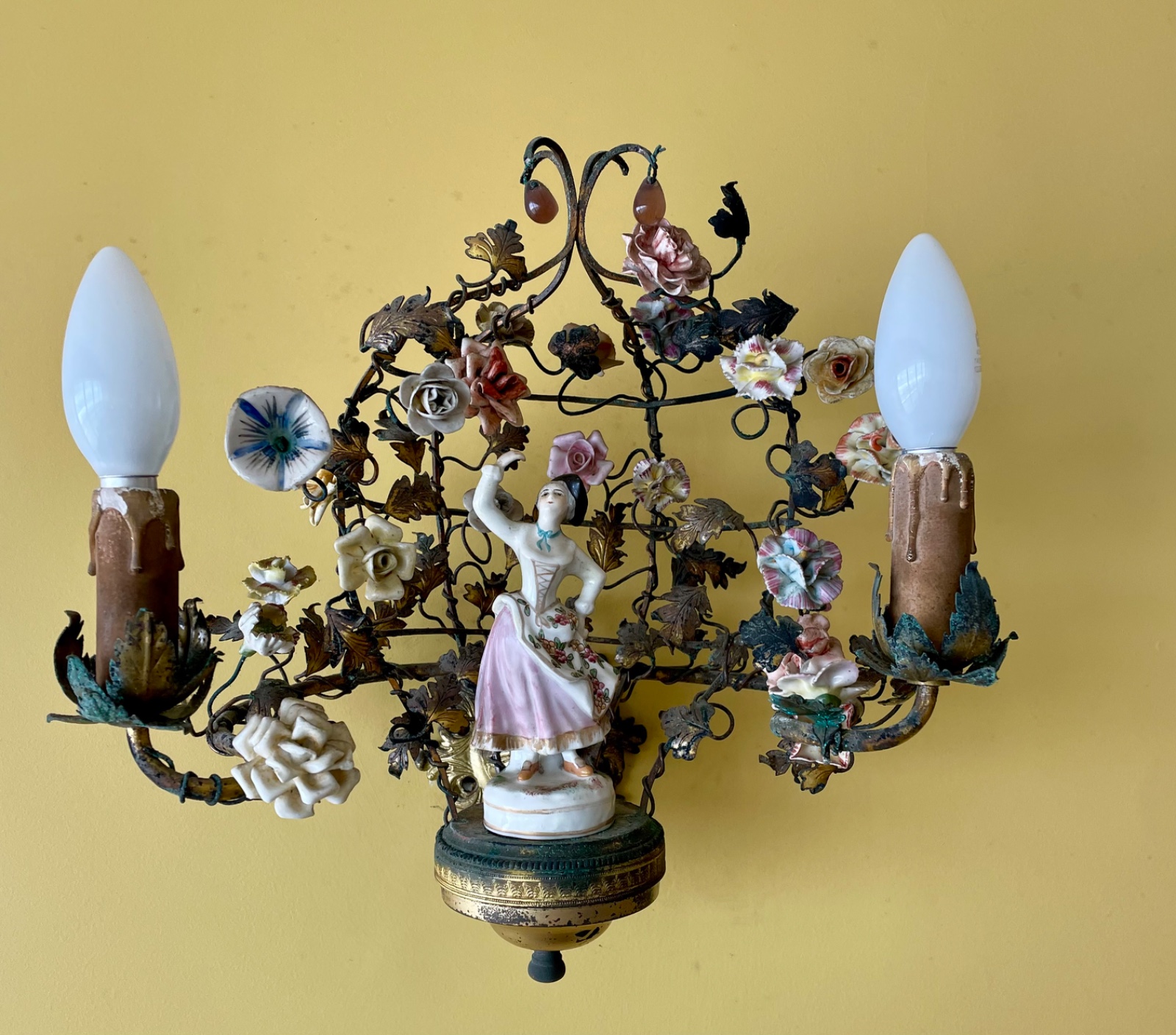Par de apliques de metal para 2 luzes cada decorados com figuras de... - foto 2 de 5