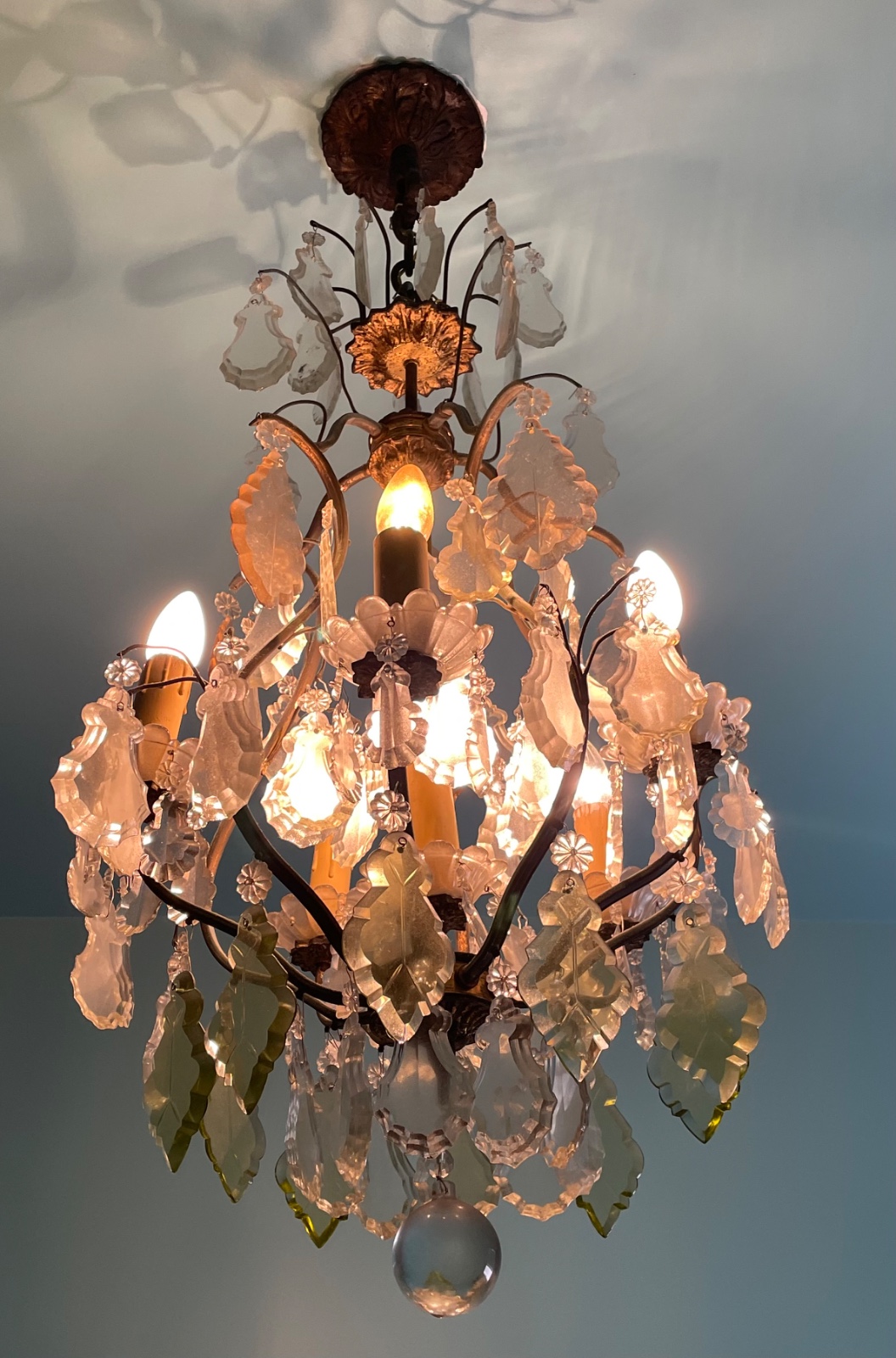 Lustre para 6 luzes com armação de metal e placas de cristal lapidado. - foto 1 de 6