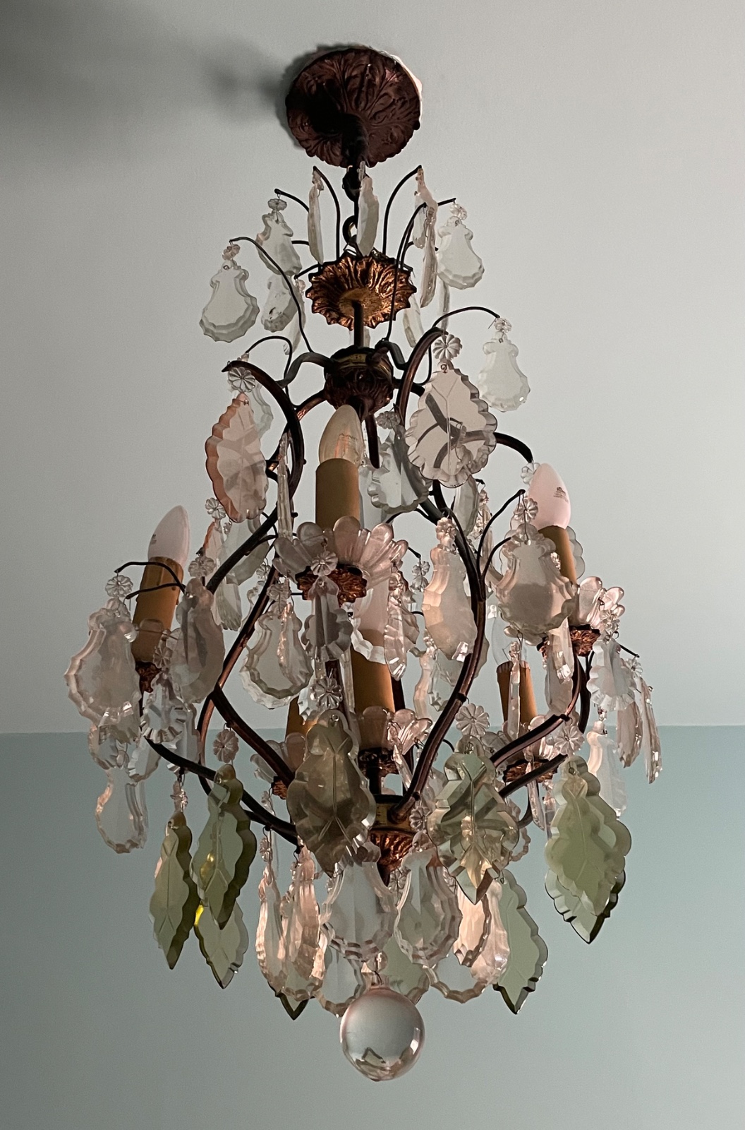 Lustre para 6 luzes com armação de metal e placas de cristal lapidado. - foto 2 de 6