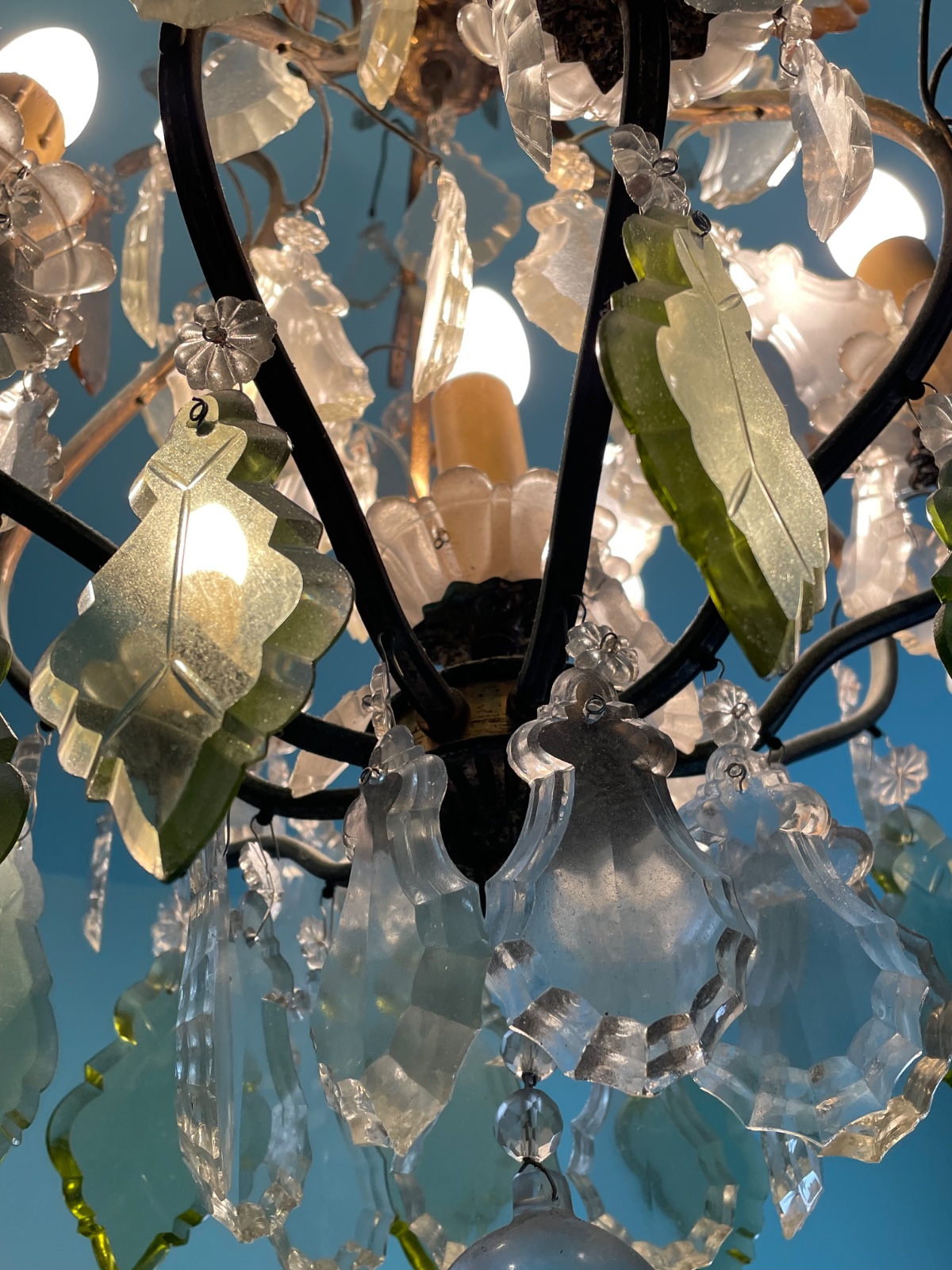 Lustre para 6 luzes com armação de metal e placas de cristal lapidado. - foto 3 de 6