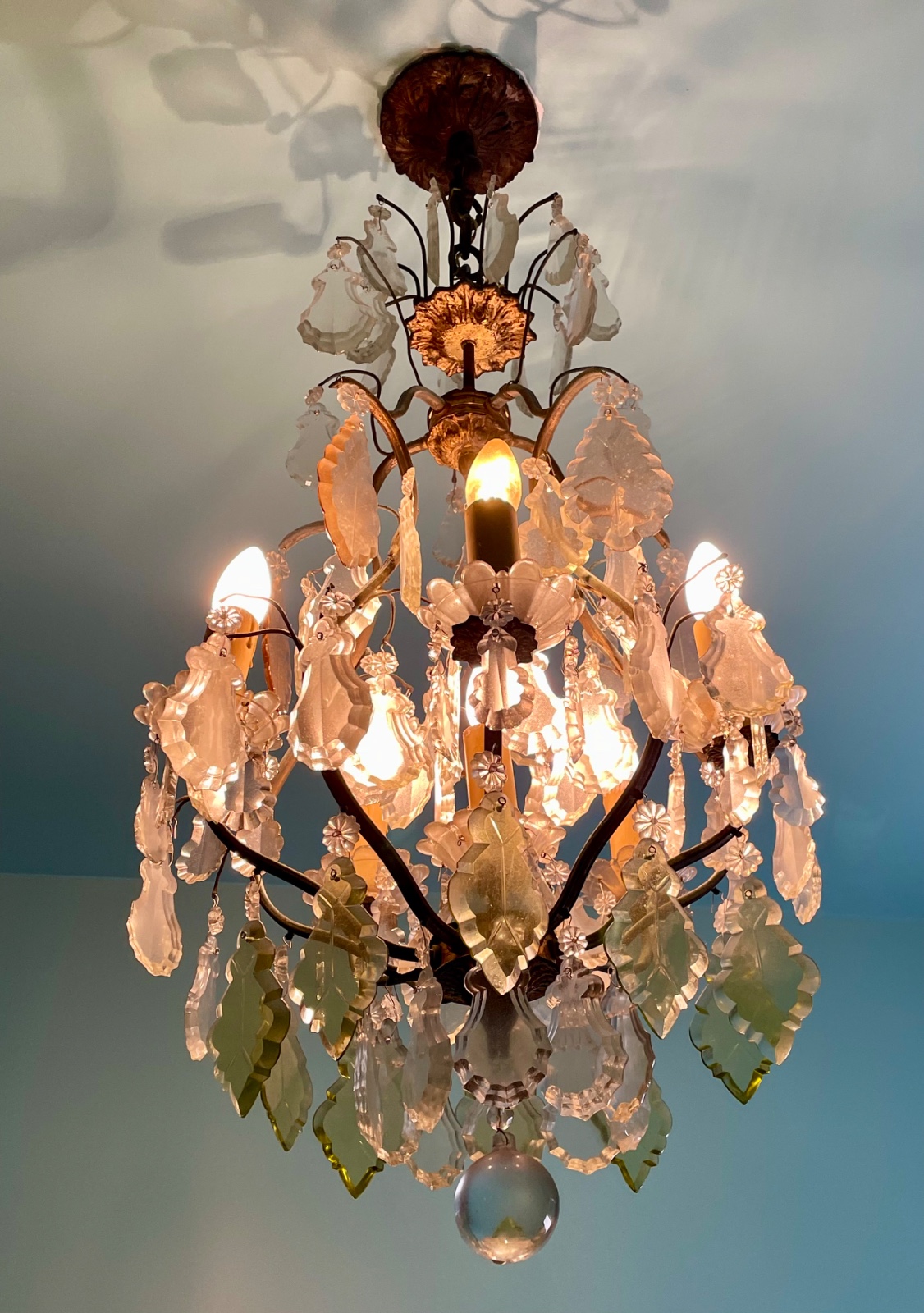 Lustre para 6 luzes com armação de metal e placas de cristal lapidado. - foto 4 de 6
