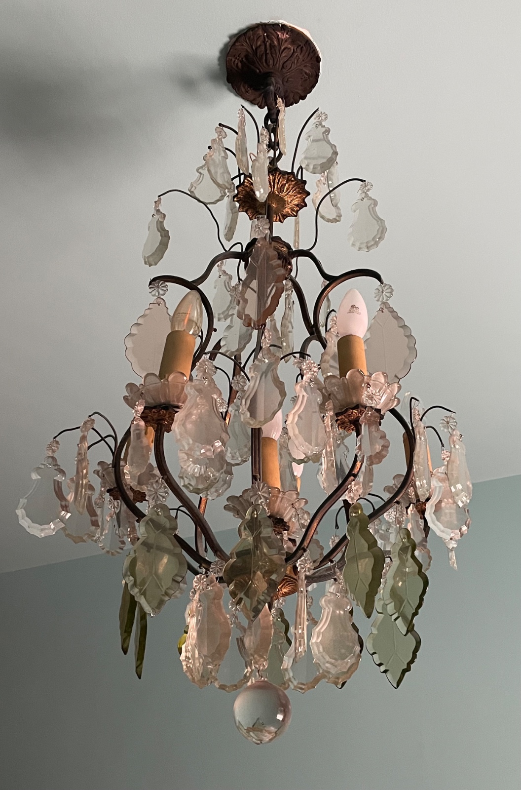 Lustre para 6 luzes com armação de metal e placas de cristal lapidado. - foto 5 de 6