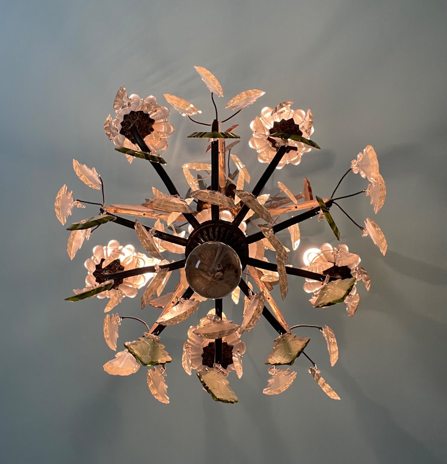 Lustre para 6 luzes com armação de metal e placas de cristal lapidado. - foto 6 de 6