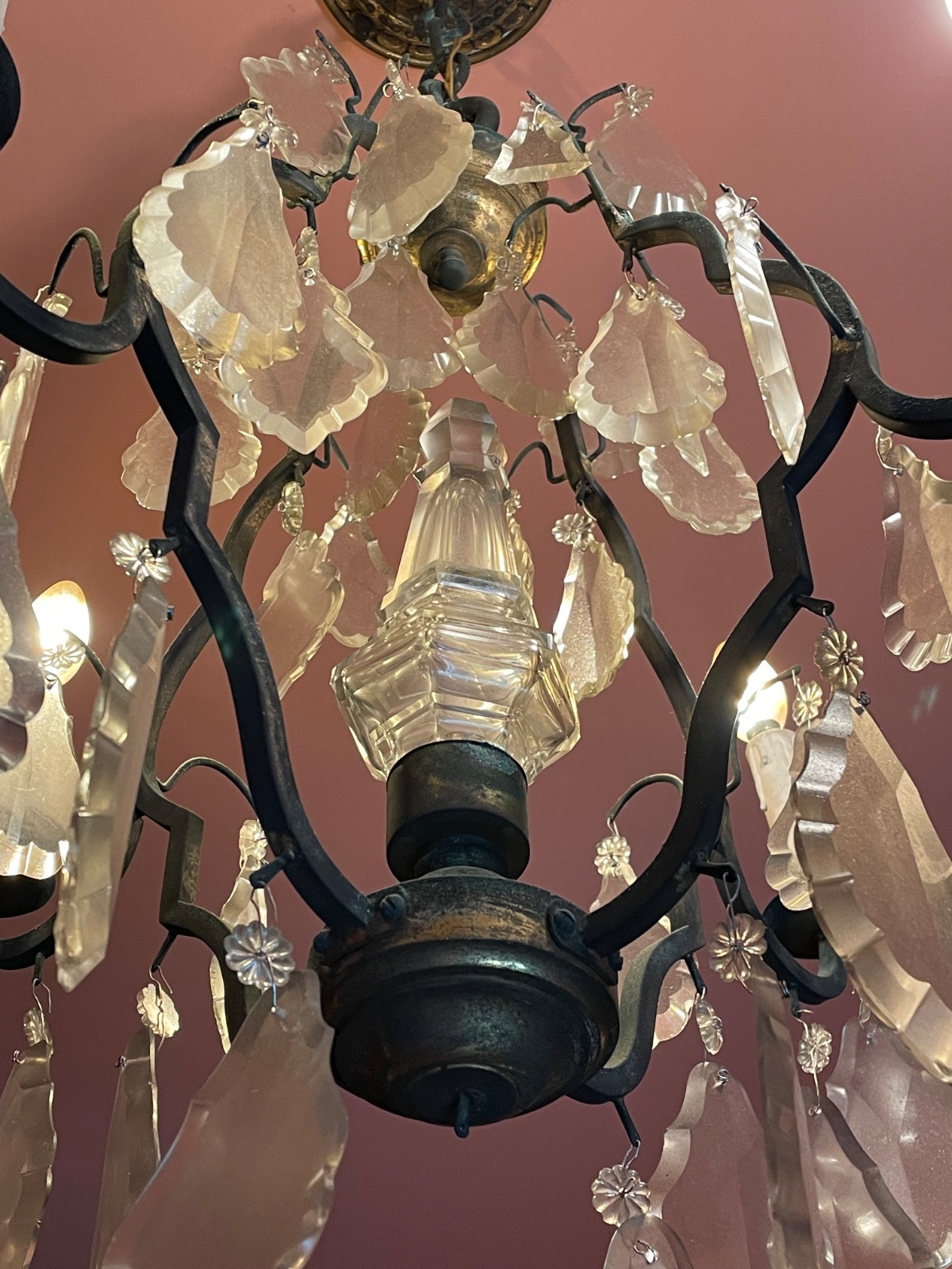 Lustre de metal para 4 luzes com placas de cristal lapidado... - foto 2 de 6