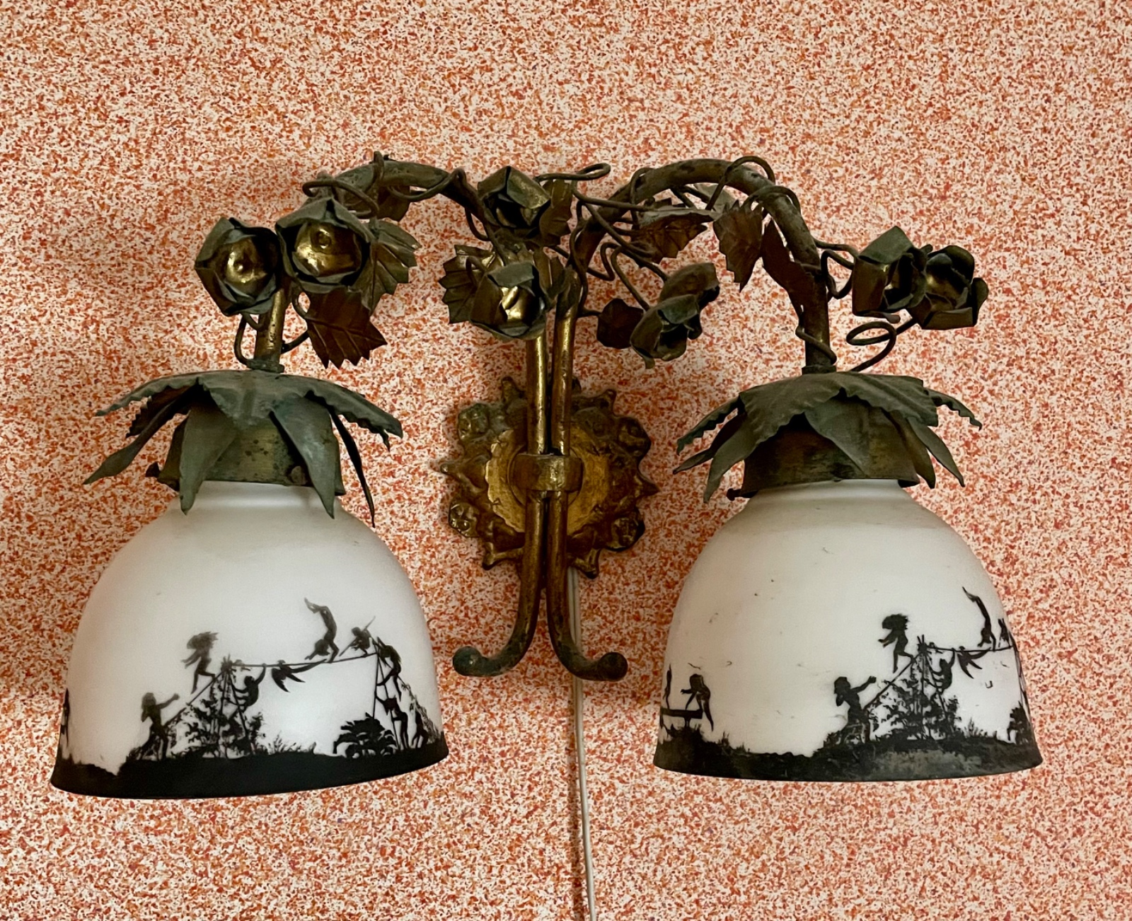 Aplique para duas luzes de metal com mangas de vidro branco com... - foto 1 de 3