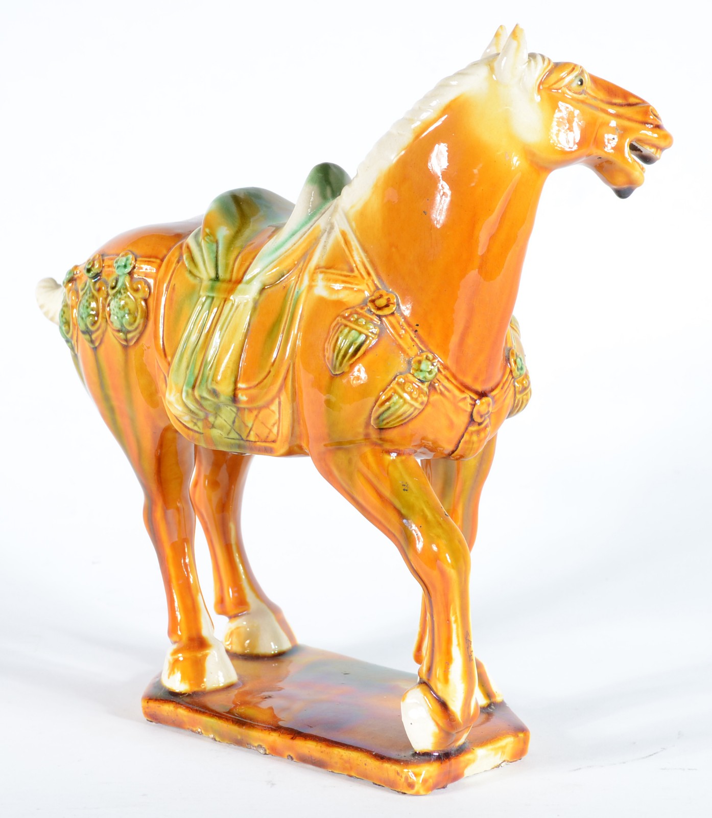 Estatueta de porcelana policromada representando cavalo. - foto 2 de 5
