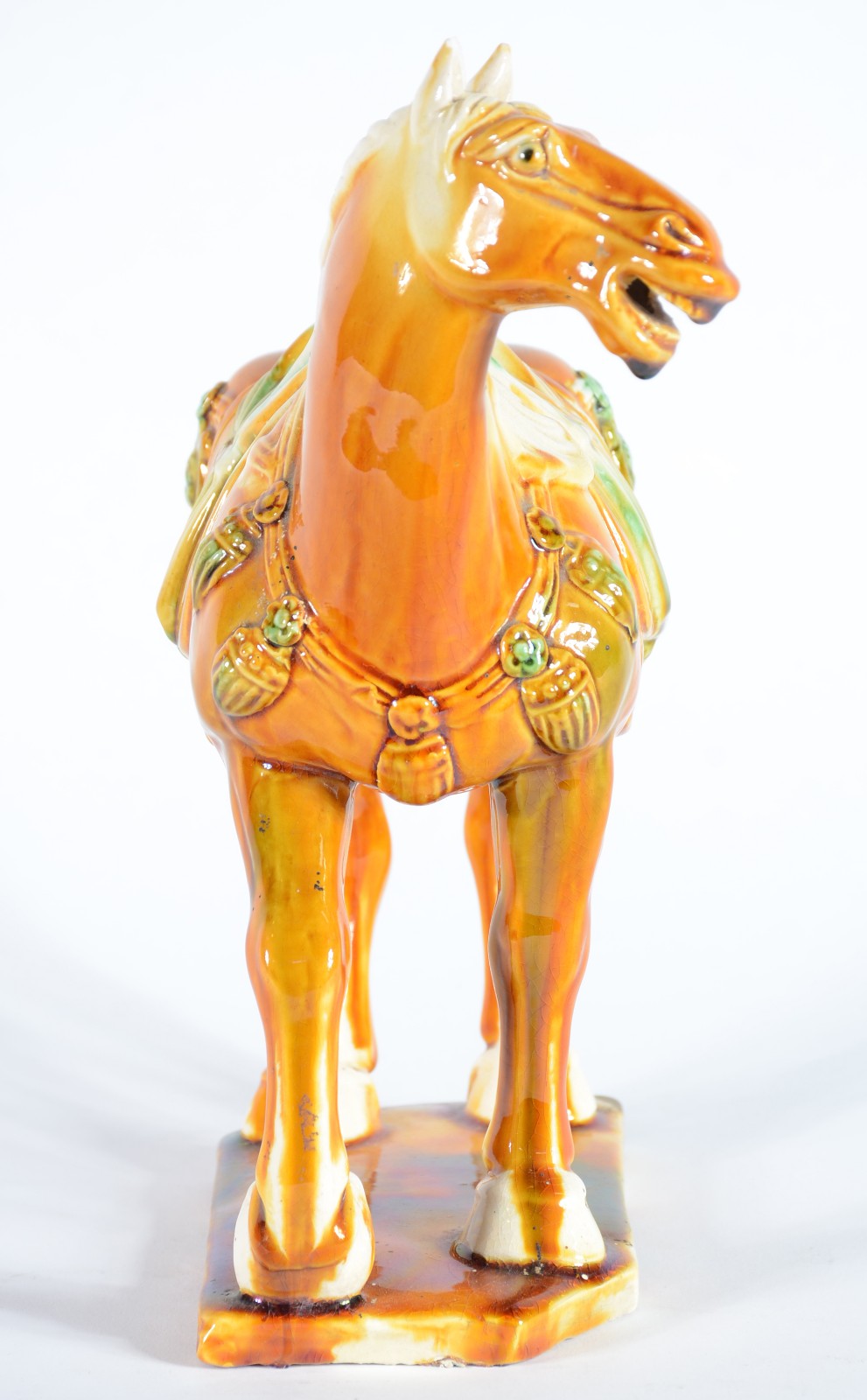 Estatueta de porcelana policromada representando cavalo. - foto 3 de 5