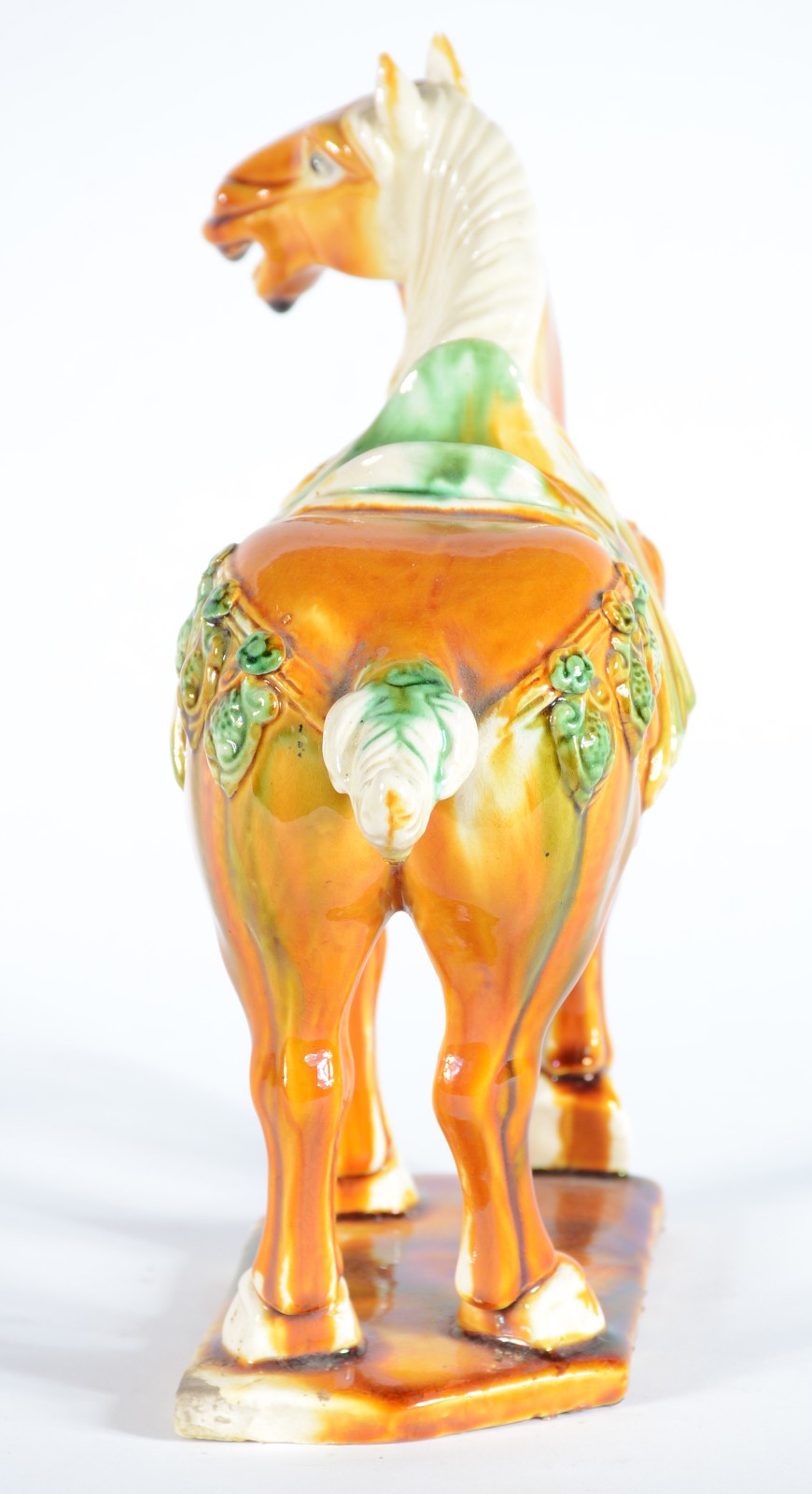 Estatueta de porcelana policromada representando cavalo. - foto 4 de 5