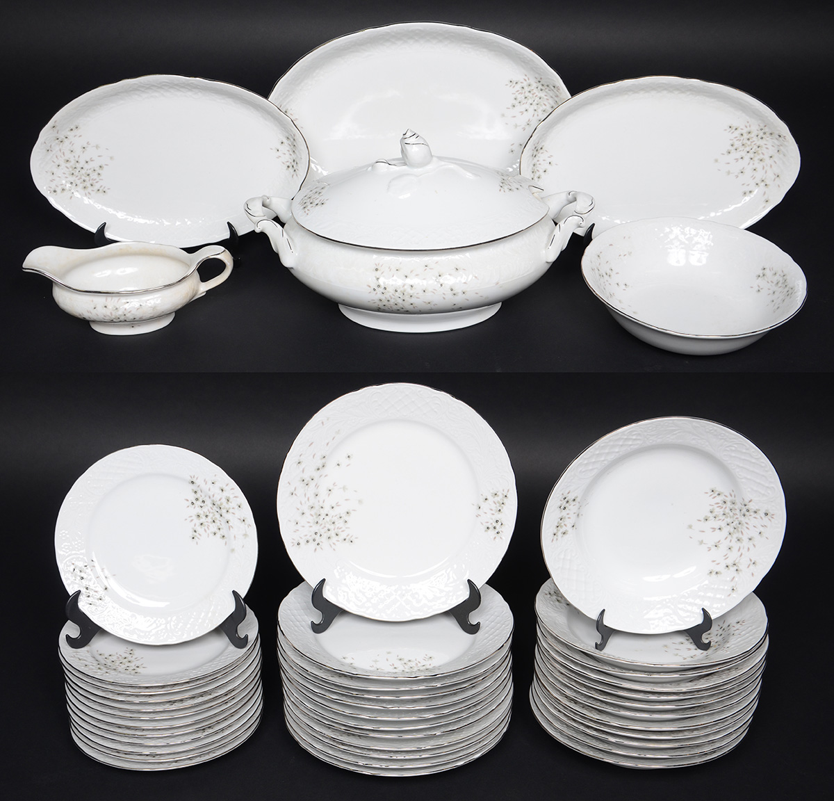 Serviço de jantar de porcelana nacional na cor branca com pequenas...