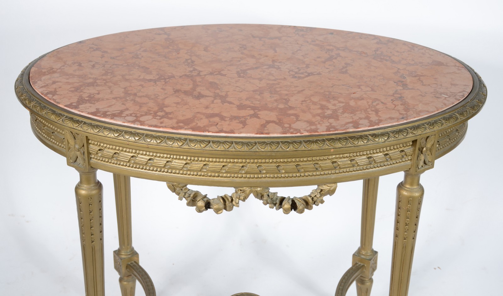 Mesa de madeira nobre com pátina dourada, feitio oval, estilo... - foto 3 de 5