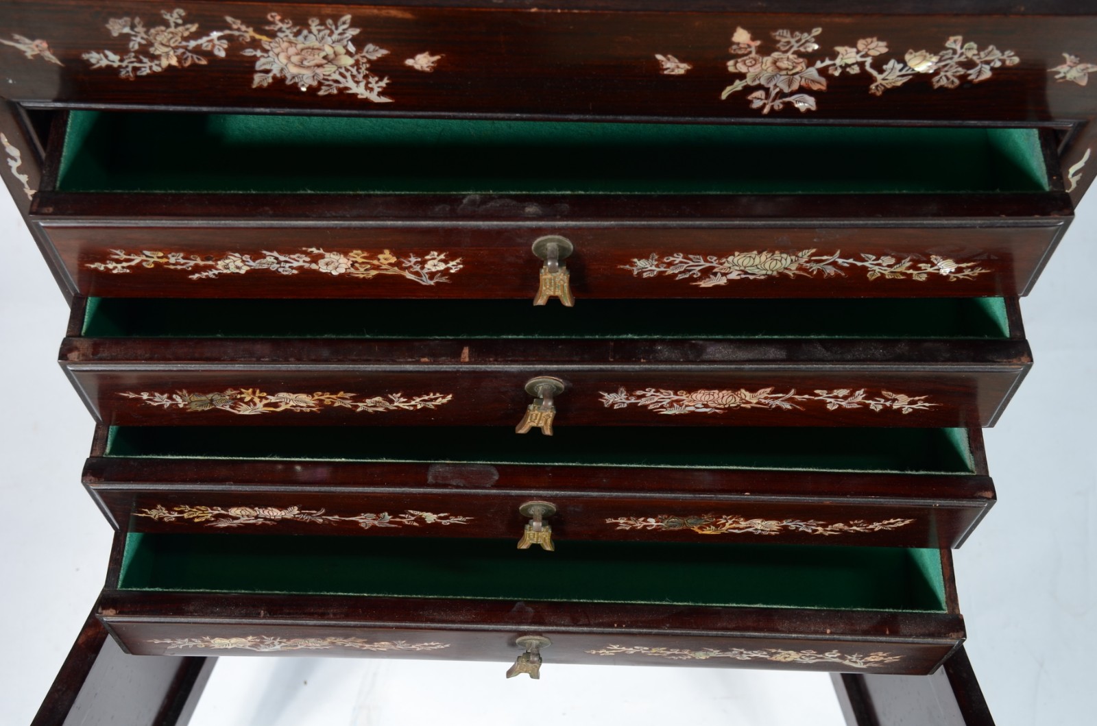 Móvel faqueiro chines de madeira com aplicações em madrepérola e... - foto 5 de 10
