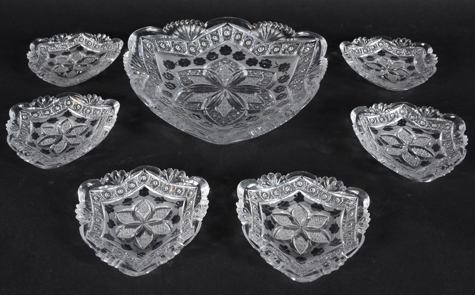 Serviço de cristal tcheco lapidado, composto de: prato grande para... - foto 1 de 4
