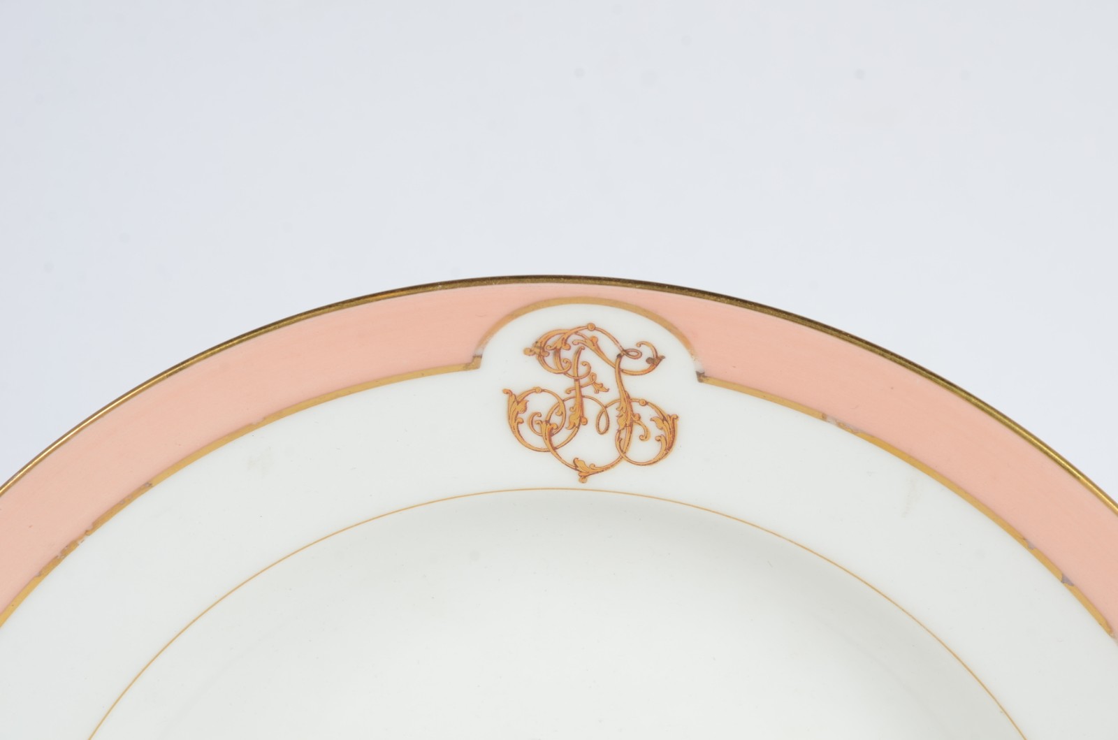 Barão de Araújo Ferraz - Prato fundo de porcelana francesa, friso na... - foto 2 de 4