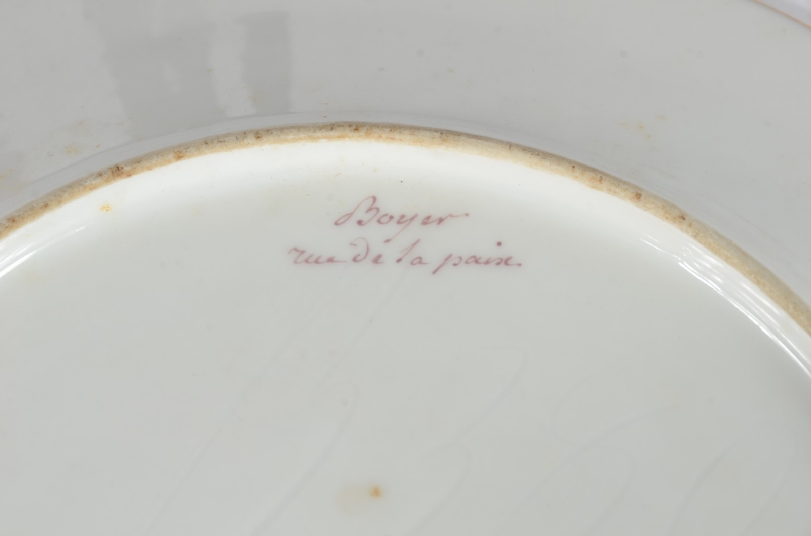 Prato raso de porcelana francesa na cor branca, manufatura "Boyer... - foto 4 de 4