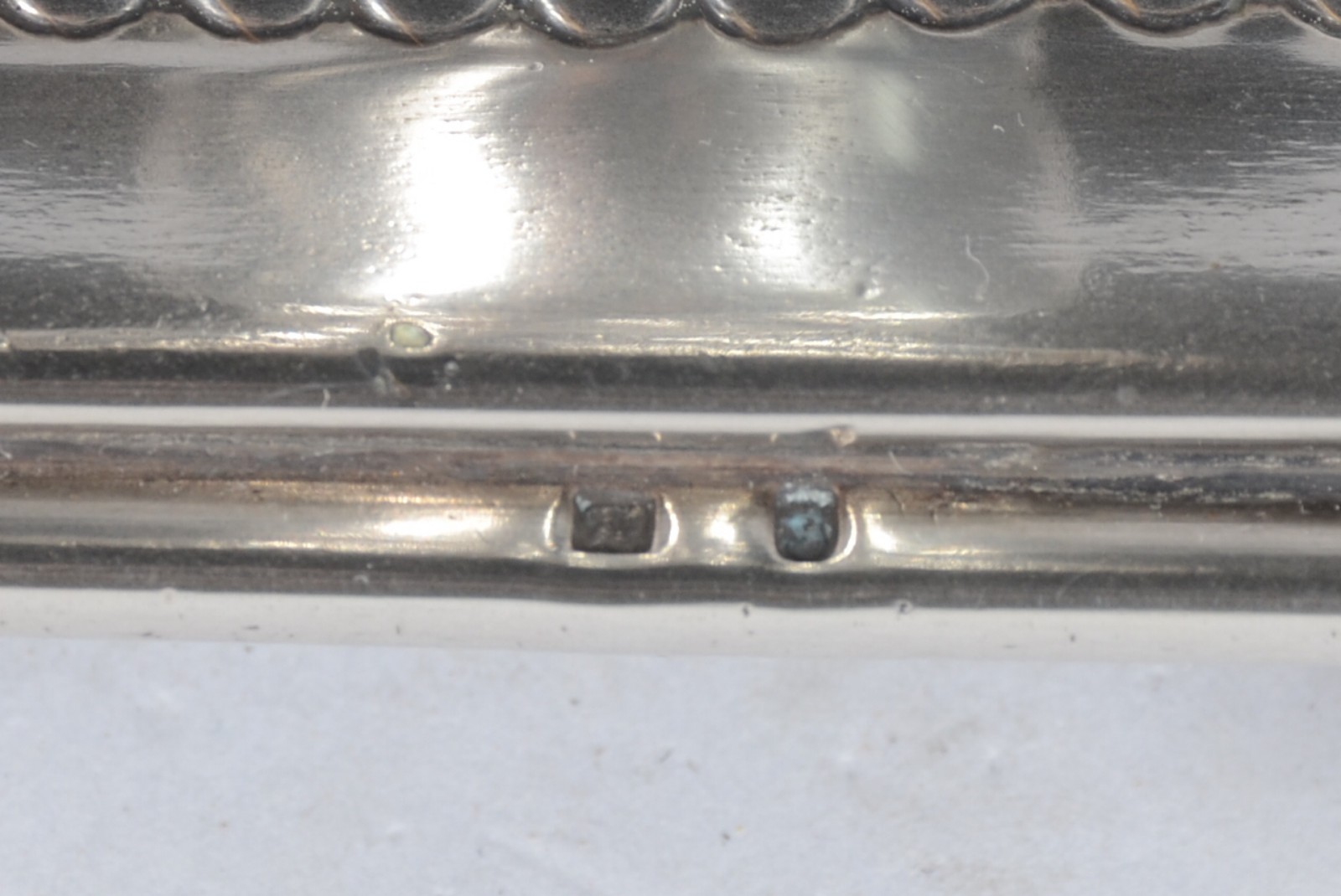 Par de castiçais de prata contrastada, detalhes gomados, bases... - foto 6 de 7